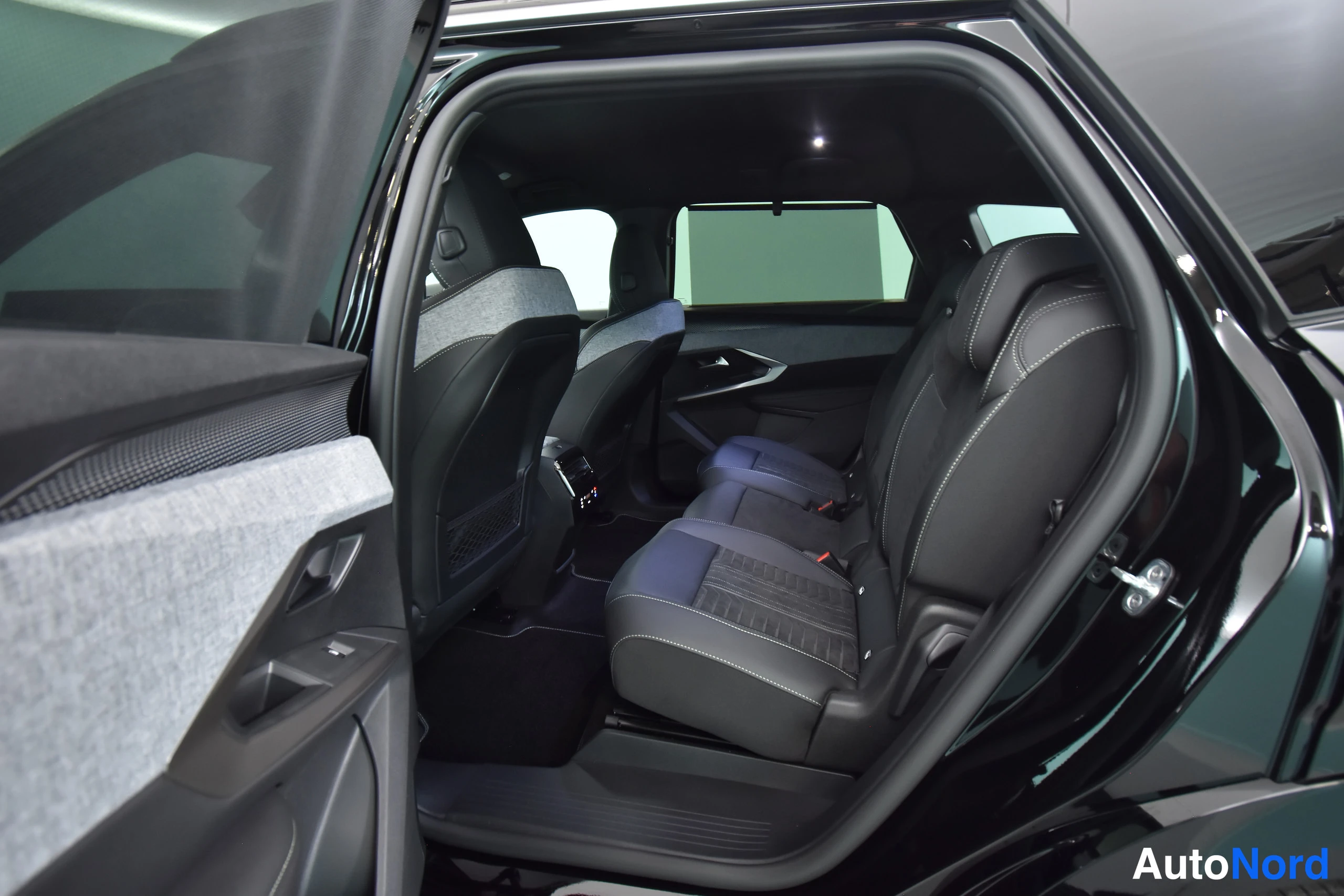 Musta Peugeot E-5008 2026, takaistuimet, kuva 32
