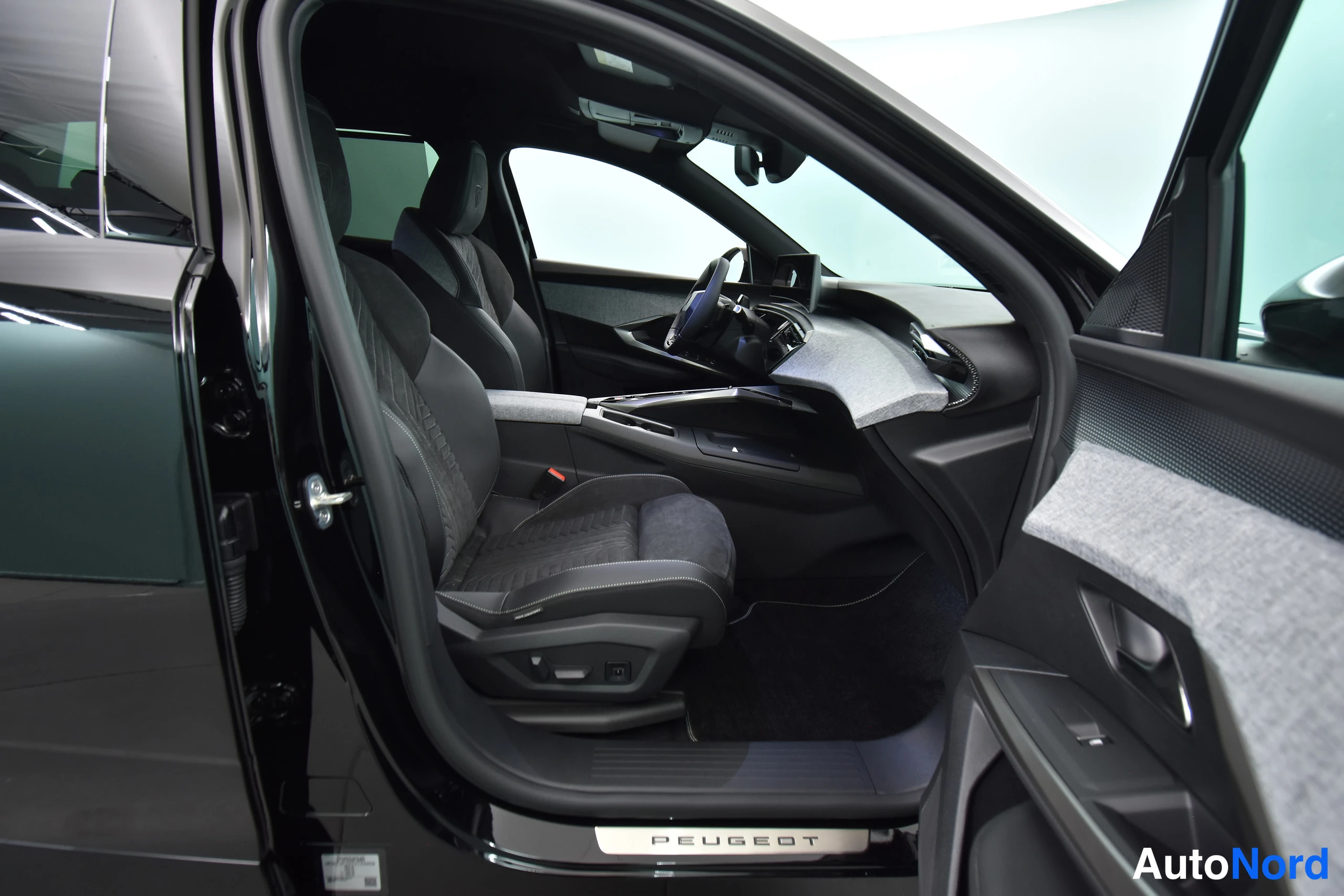 Musta Peugeot E-5008 2026, etuistuimet, kuva 30