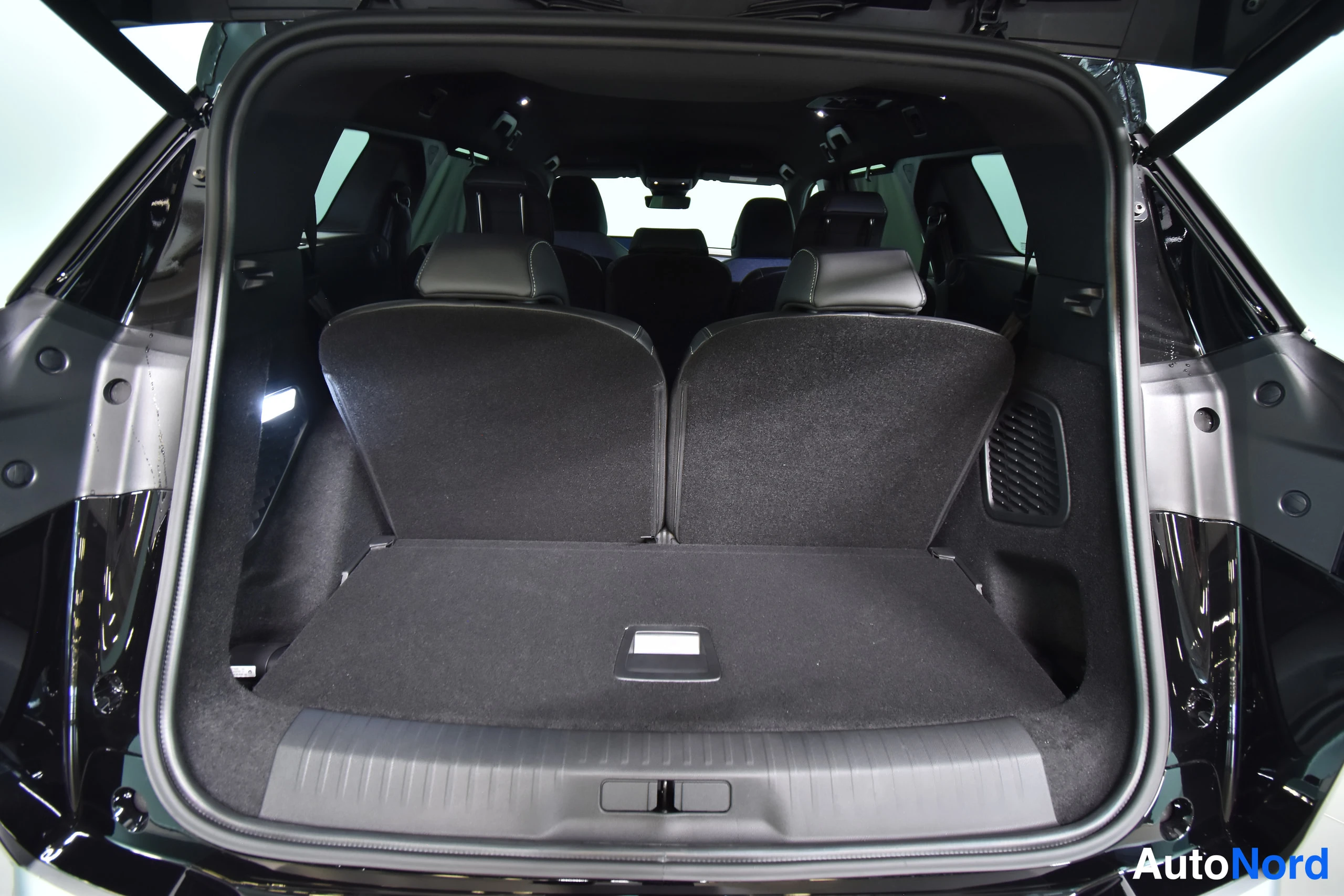 Musta Peugeot E-5008 2026, tavaratila, kuva 37