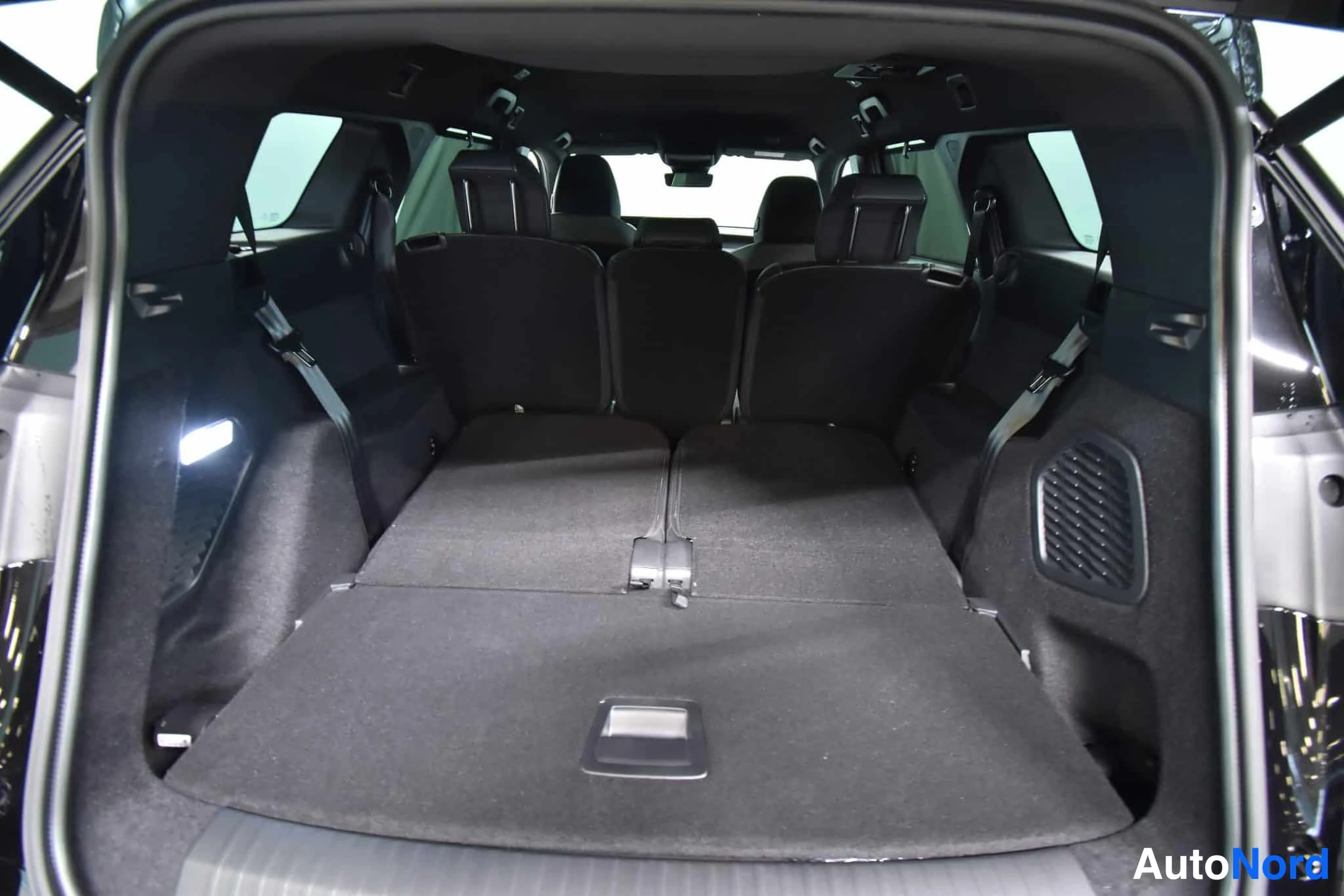 Musta Peugeot E-5008 2026, tavaratila, kuva 38