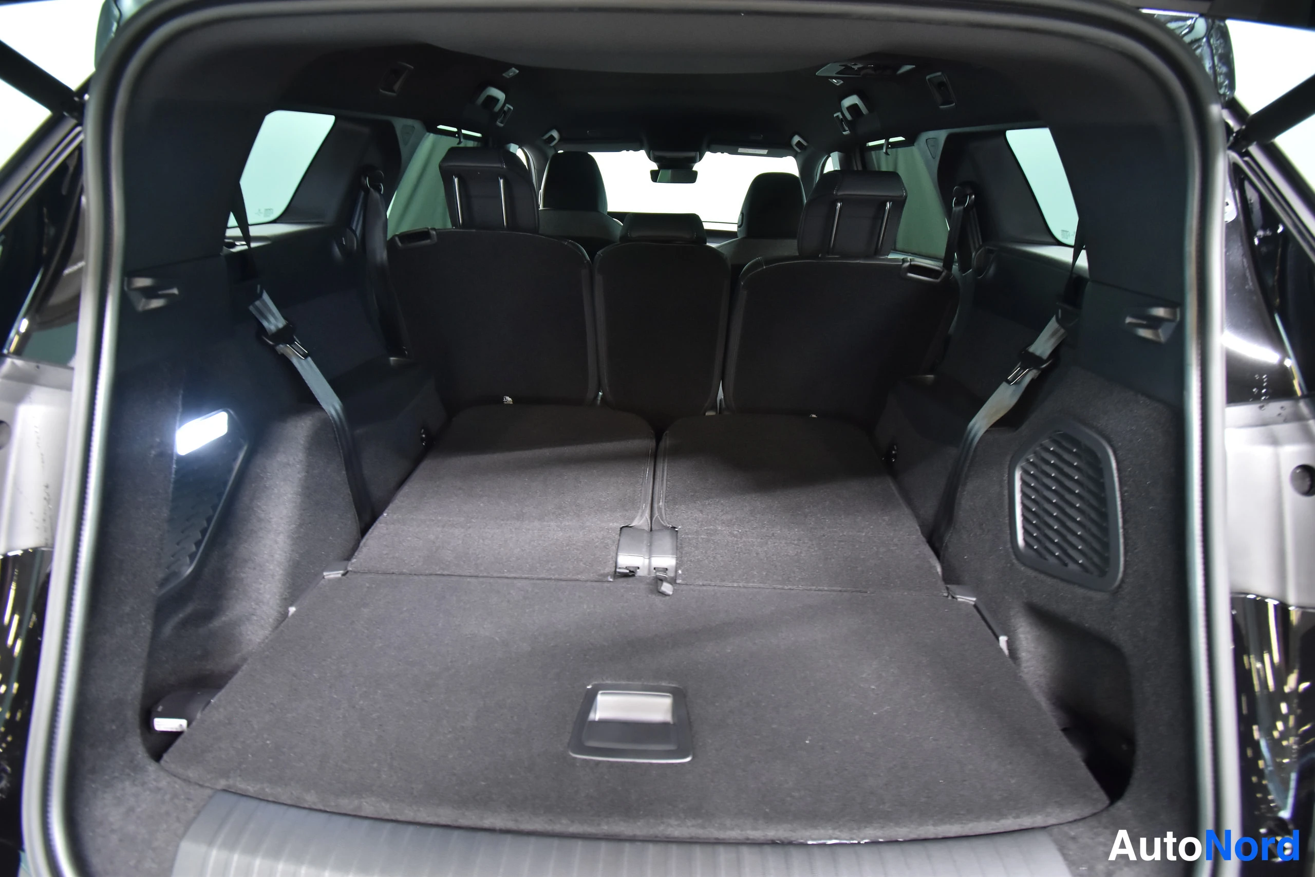 Musta Peugeot E-5008 2026, tavaratila, kuva 39