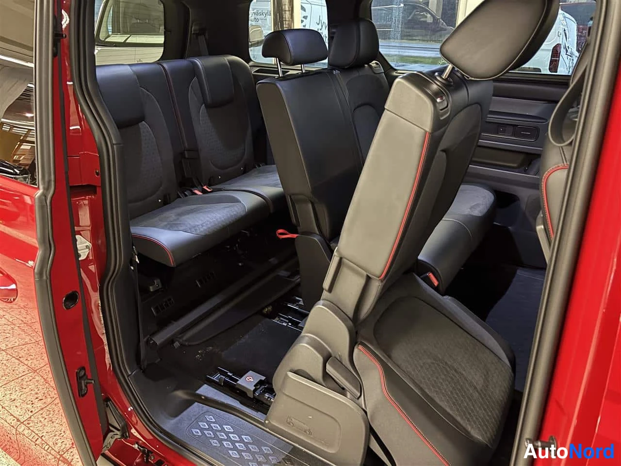 Punainen Volkswagen ID 2025, takaistuimet, kuva 13
