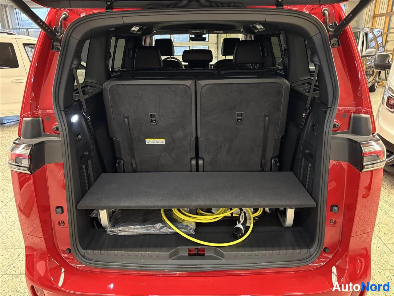Punainen Volkswagen ID 2025, tavaratila, kuva 14