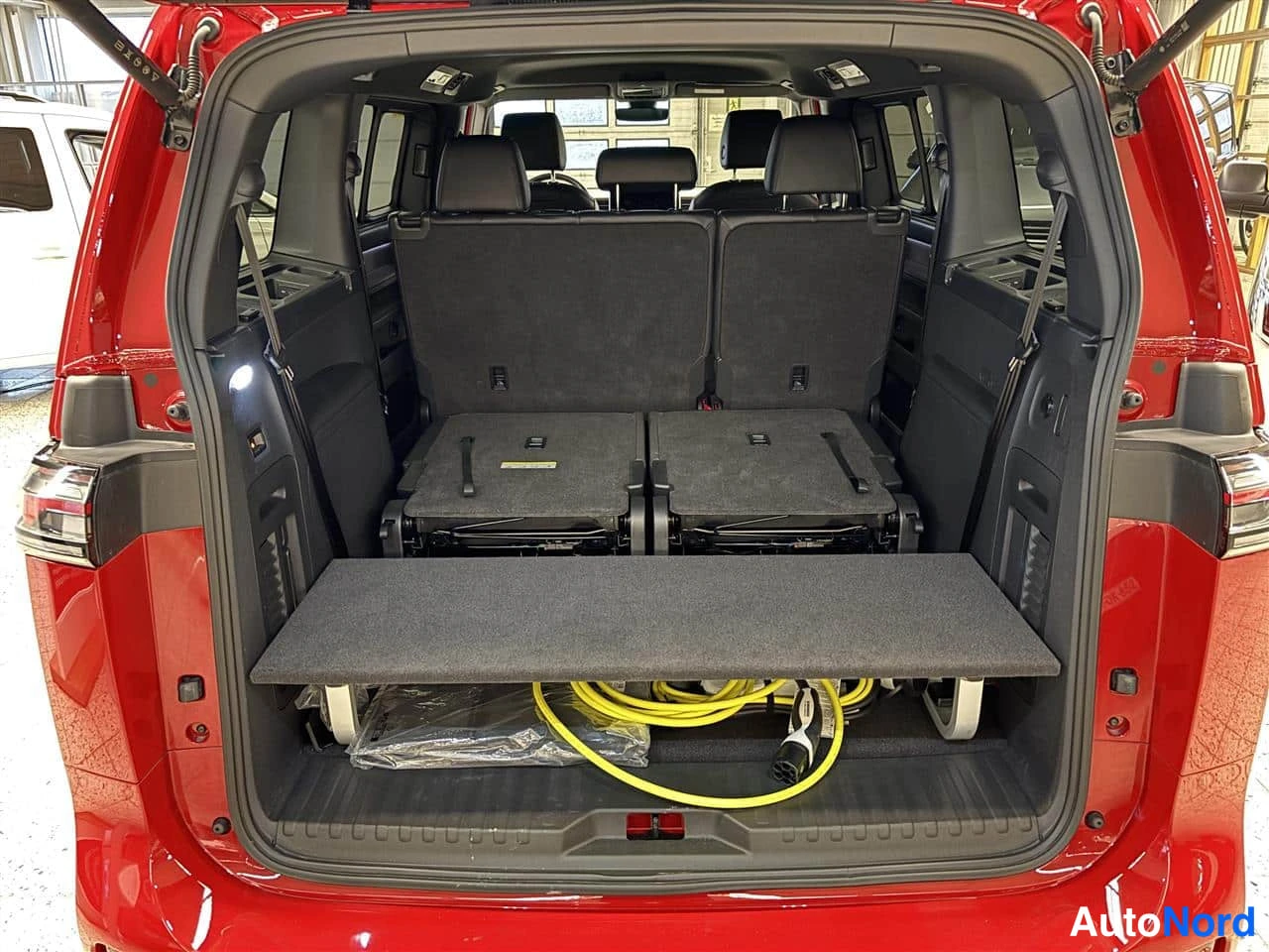 Punainen Volkswagen ID 2025, tavaratila, kuva 15