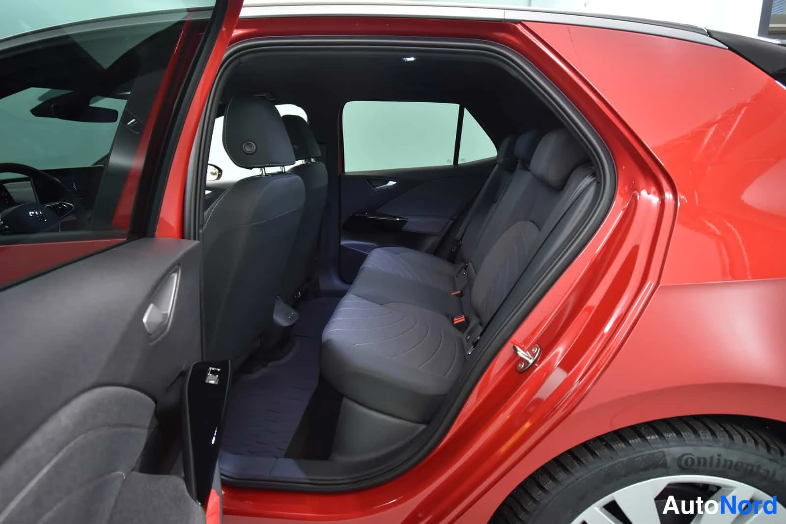 Röd Volkswagen ID.3 2025, baksäten, bild 15