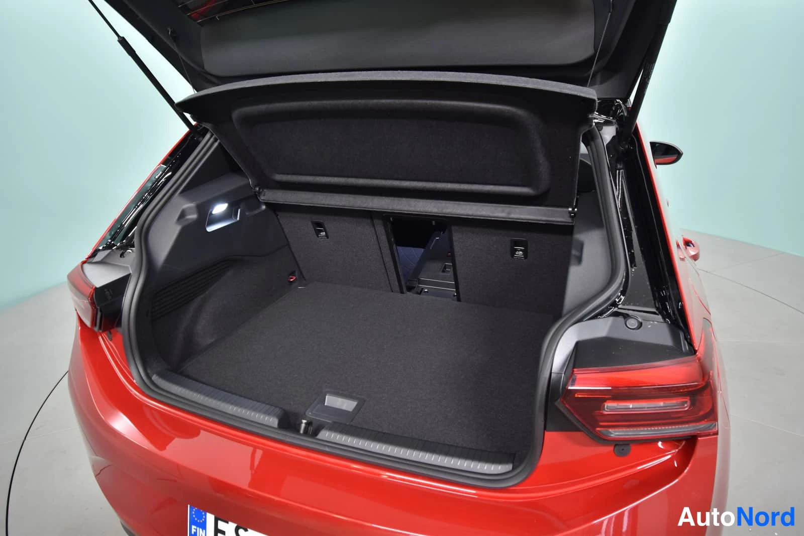 Röd Volkswagen ID.3 2025, bagageutrymme, bild 16