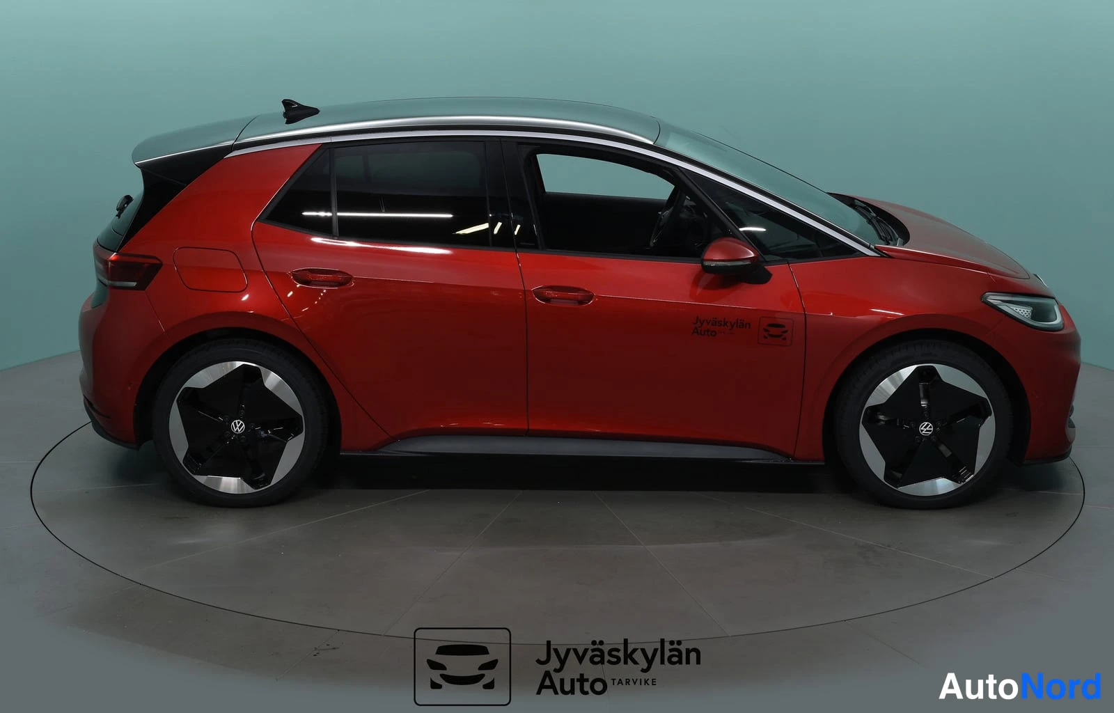 Röd Volkswagen ID.3 2025, från sidan, bild 6