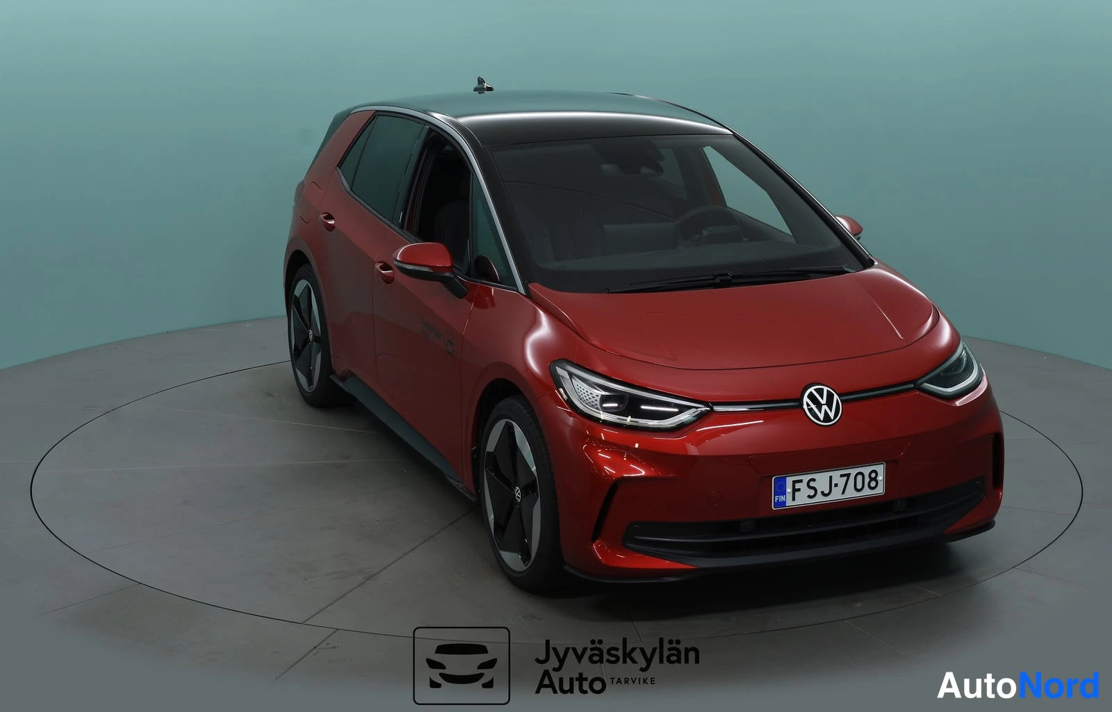 Röd Volkswagen ID.3 2025, snett framifrån, fronten åt höger, bild 2