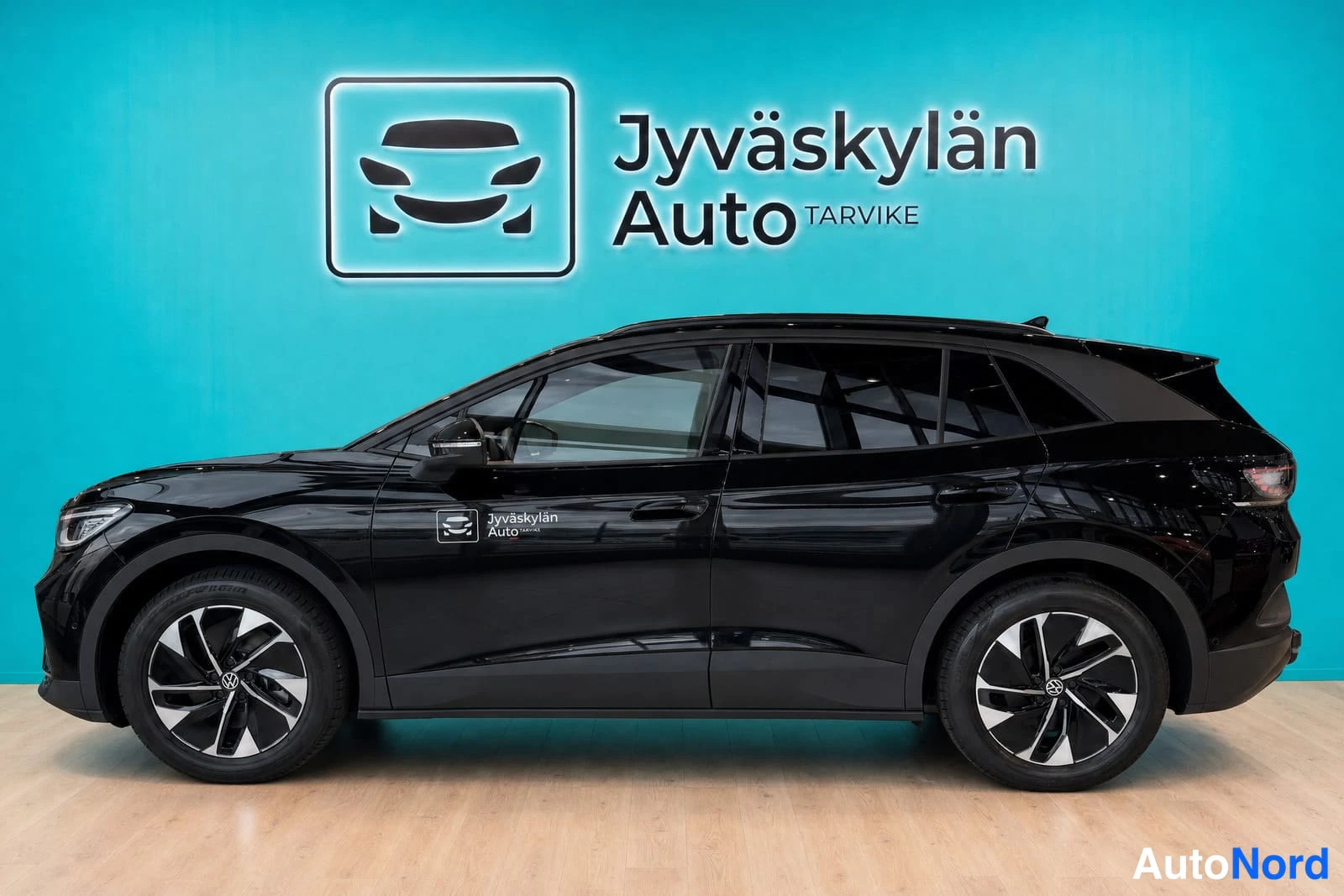 Musta Volkswagen ID.4 2026, etuviisto, keula vasemmalle, kuva 2
