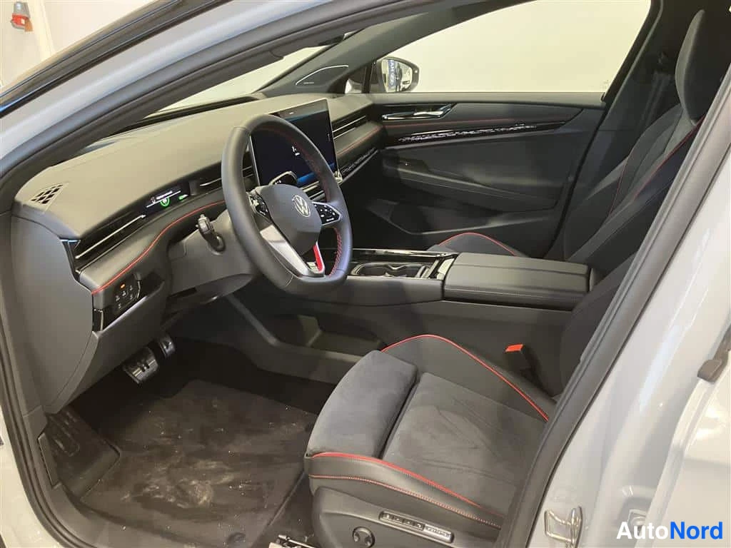 Valkoinen Volkswagen ID.7 2026, ohjaamo, kuva 4
