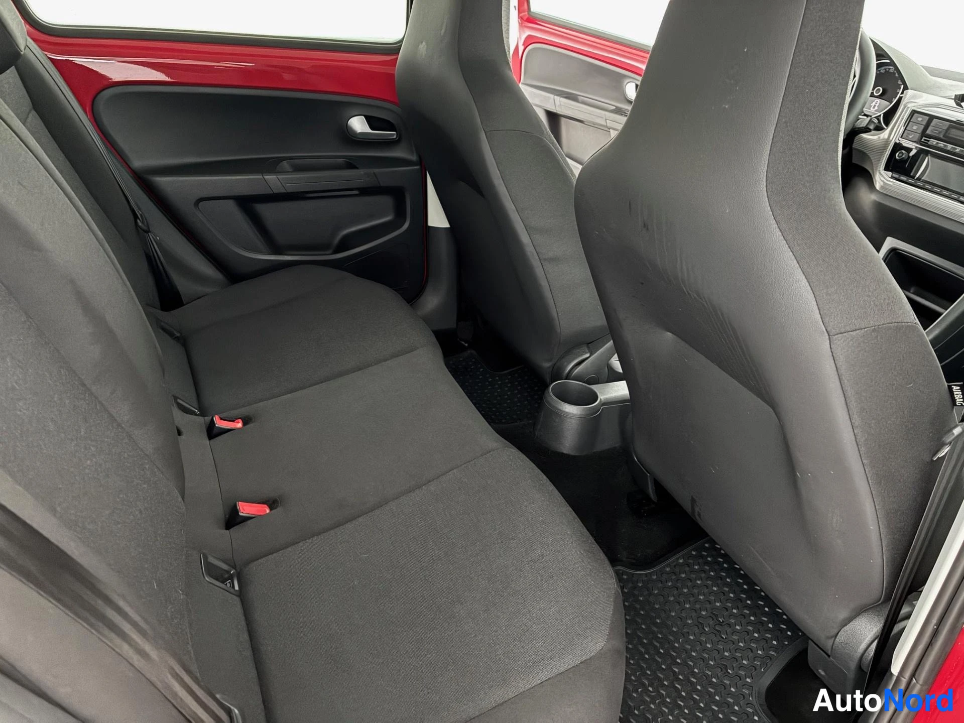 Punainen Volkswagen Up! 2020, takaistuimet, kuva 11