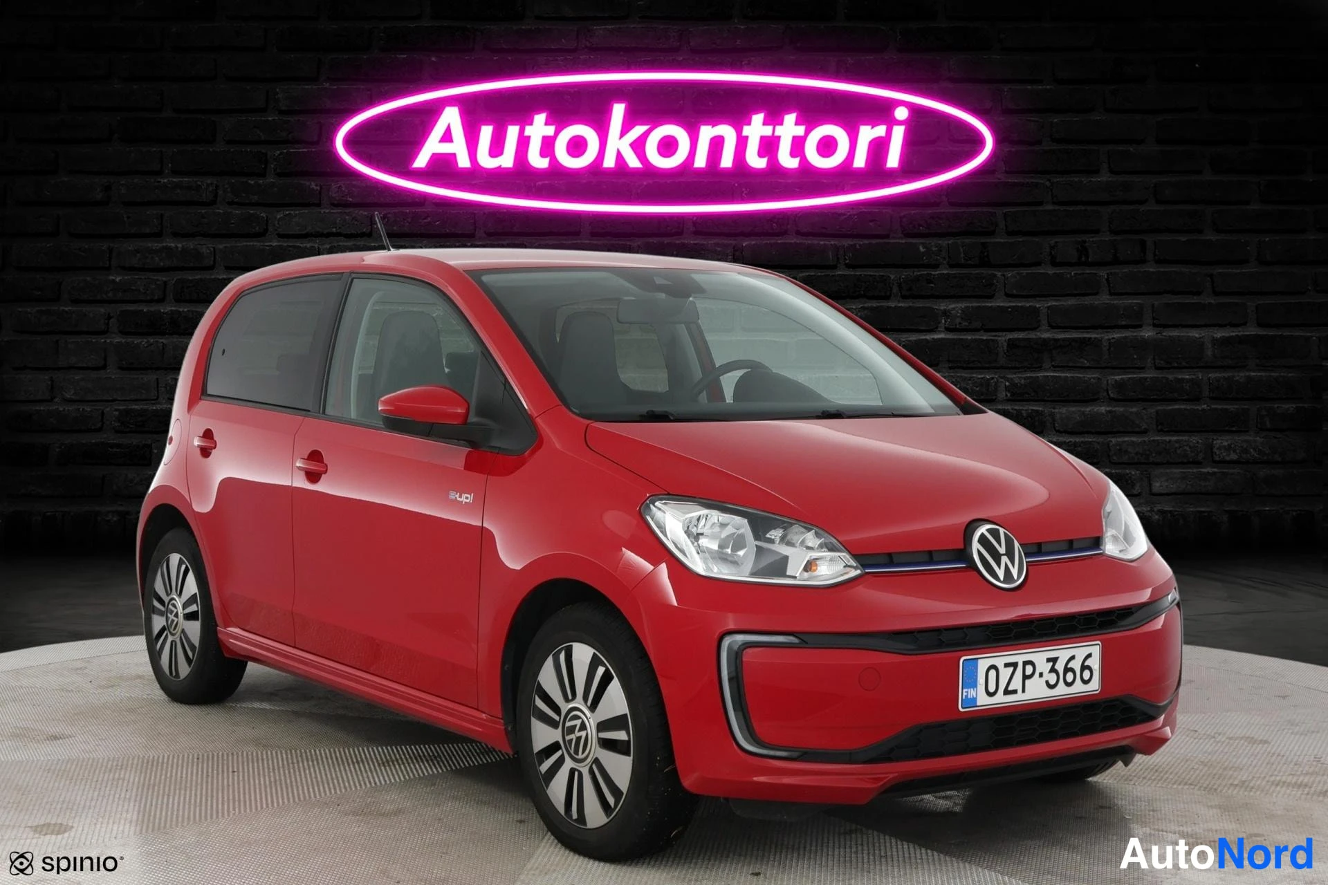Punainen Volkswagen Up! 2020, etuviisto, keula vasemmalle, kuva 2