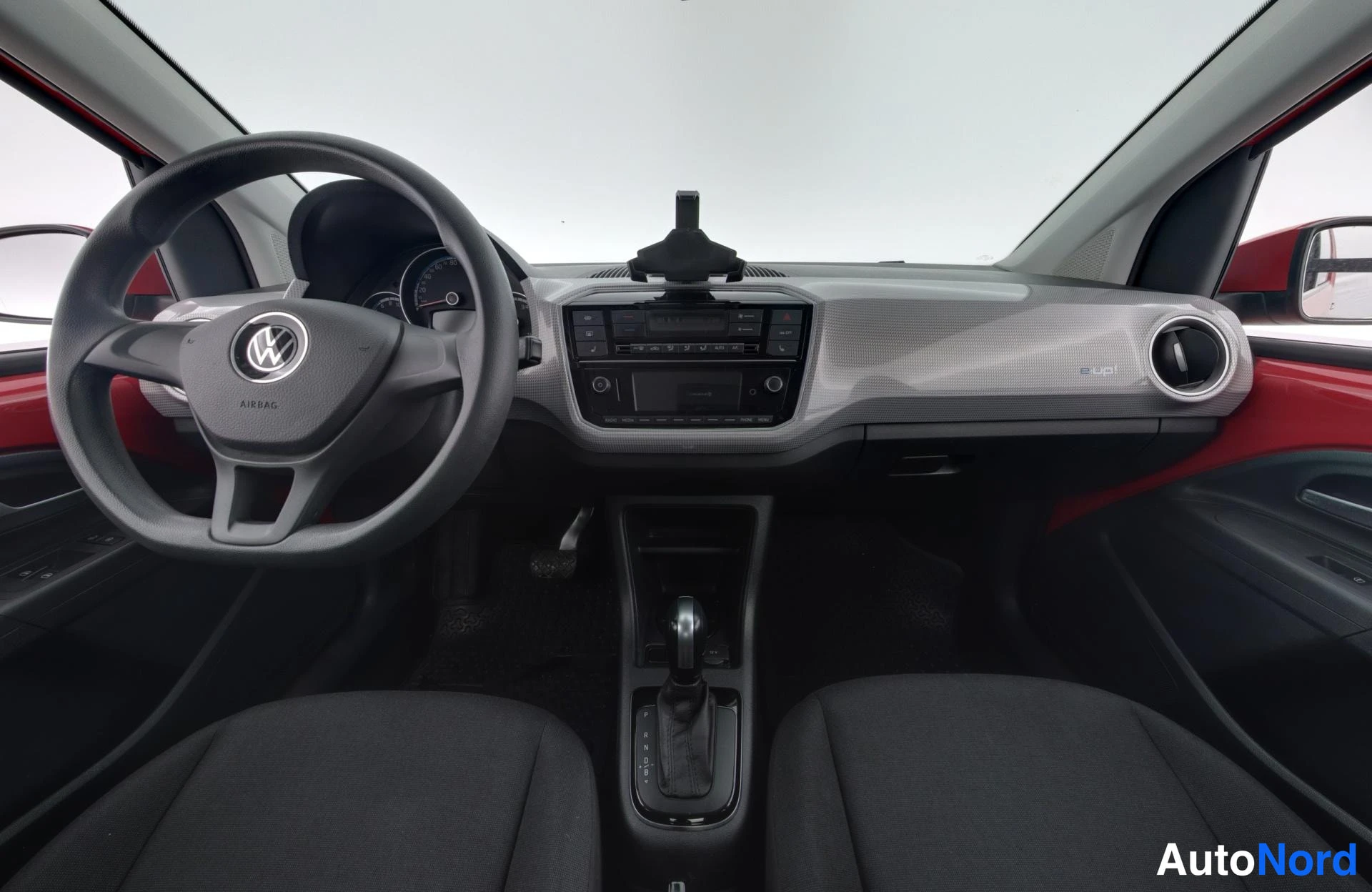 Punainen Volkswagen Up! 2020, ohjaamo, kuva 7