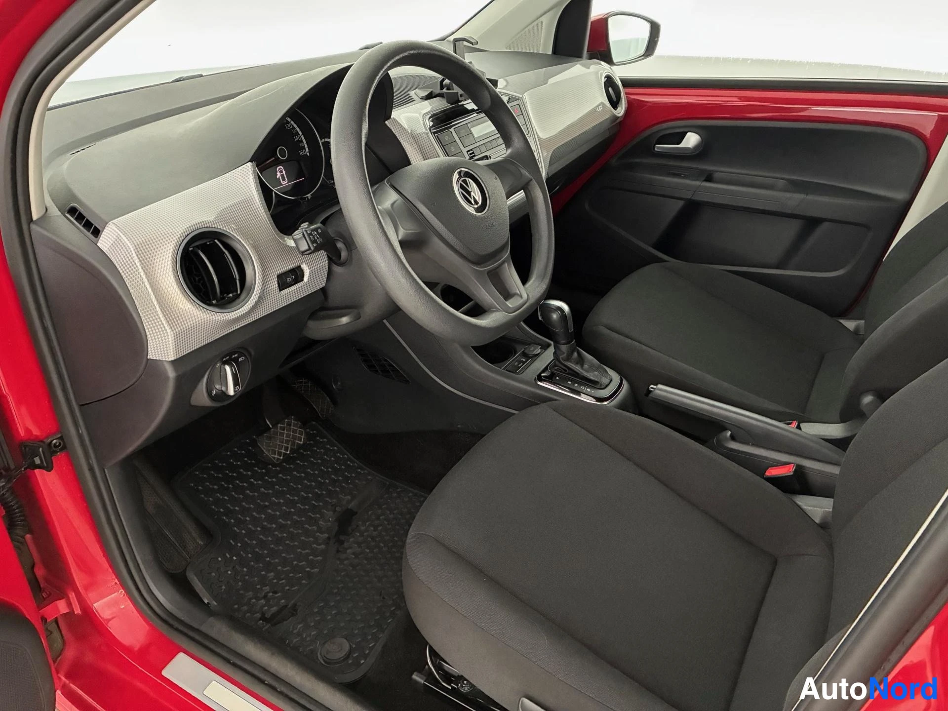 Punainen Volkswagen Up! 2020, ohjaamo, kuva 8
