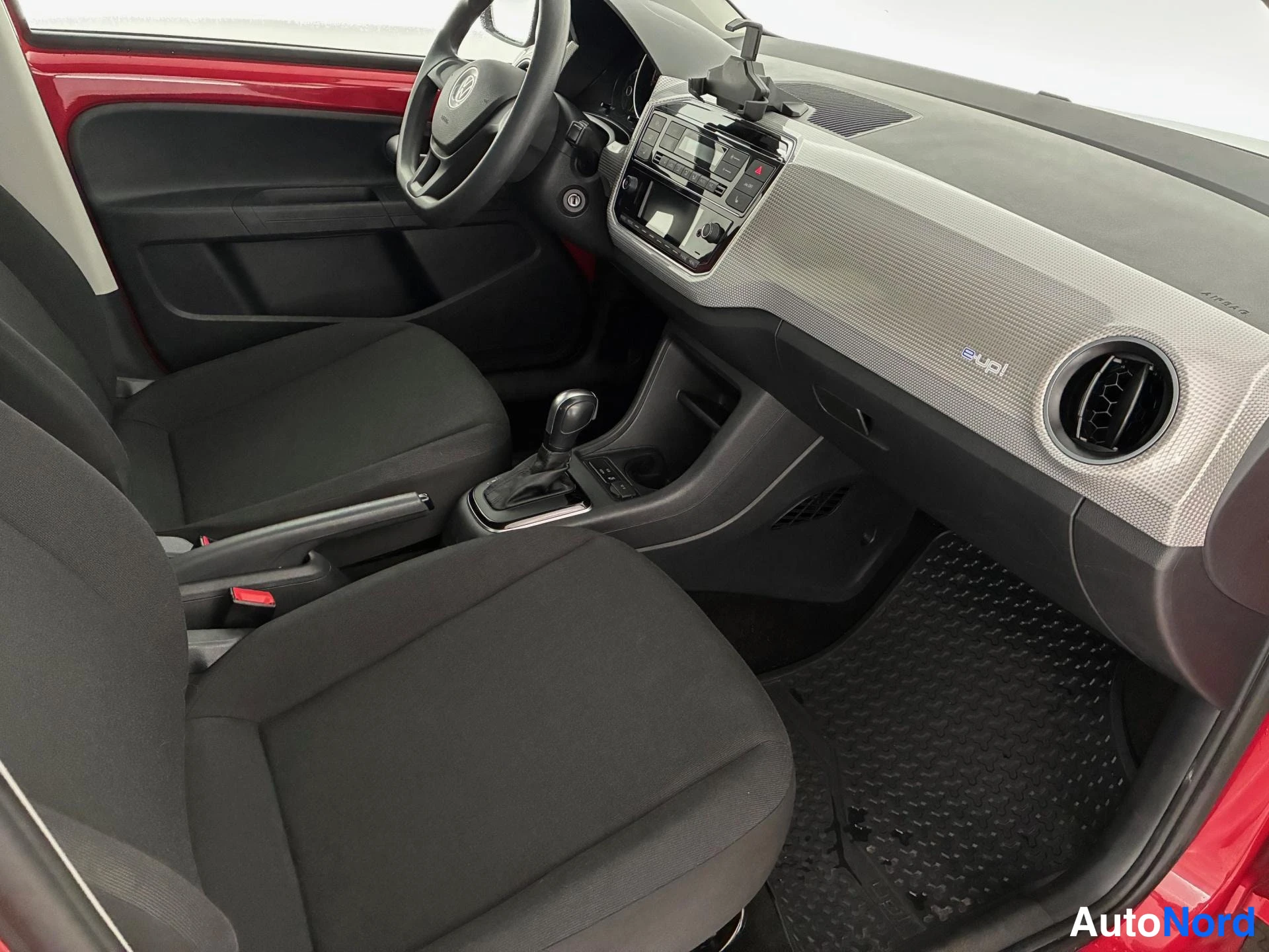 Punainen Volkswagen Up! 2020, ohjaamo, kuva 9