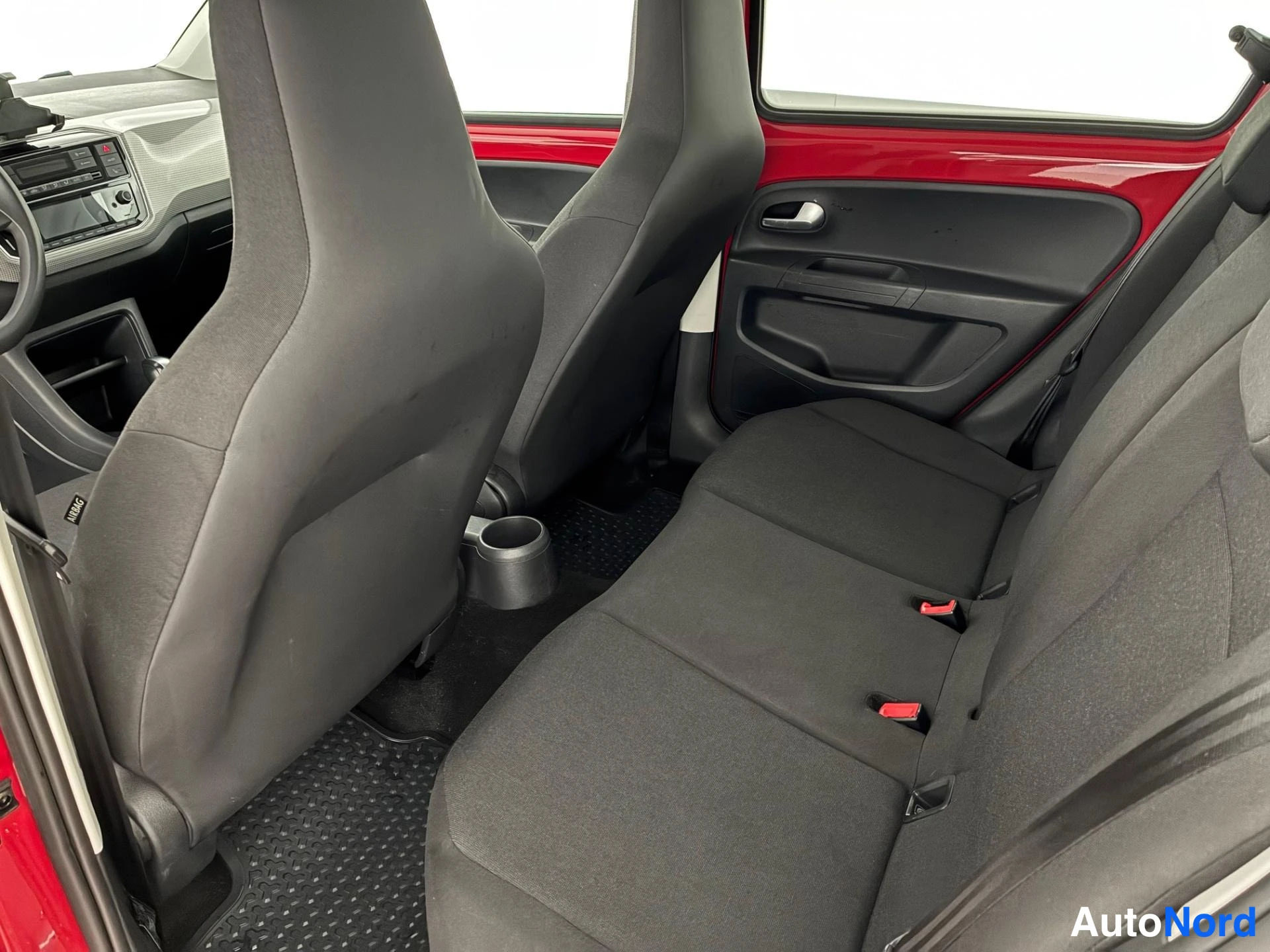 Punainen Volkswagen Up! 2020, takaistuimet, kuva 10