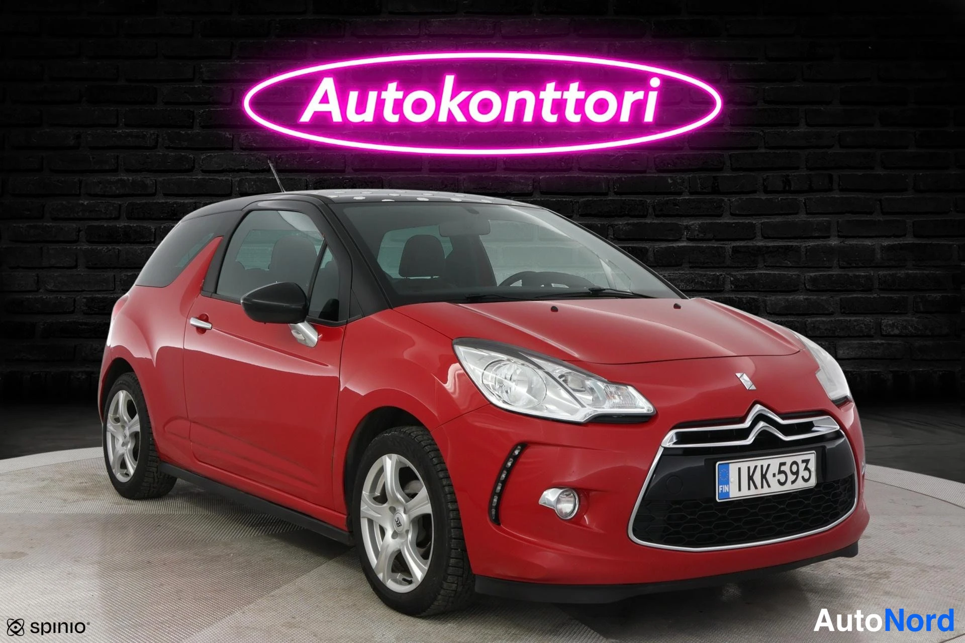 Punainen Citroen DS3 2011, etuviisto, keula oikealle, kuva 2