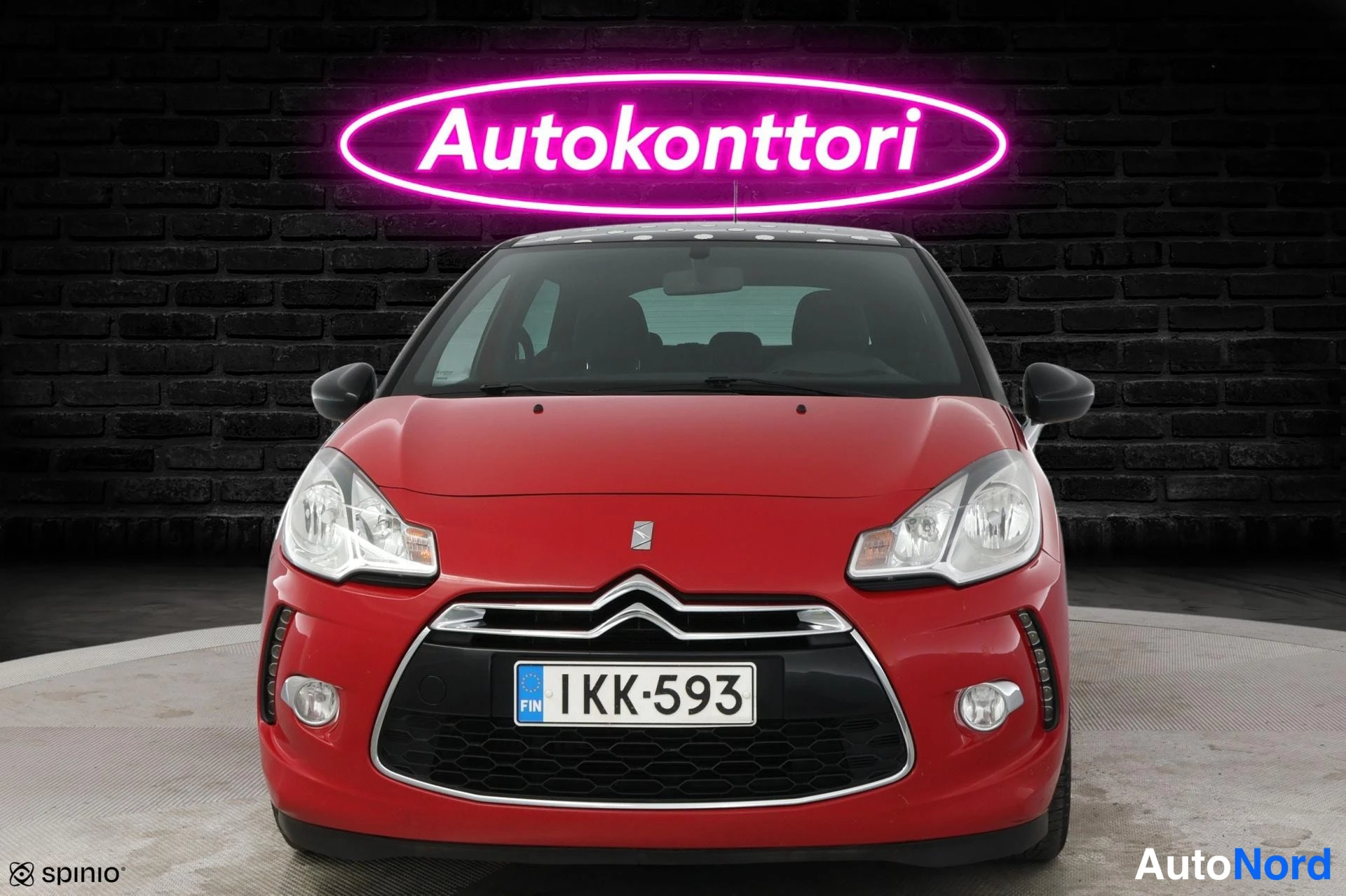 Punainen Citroen DS3 2011, edestä, kuva 3