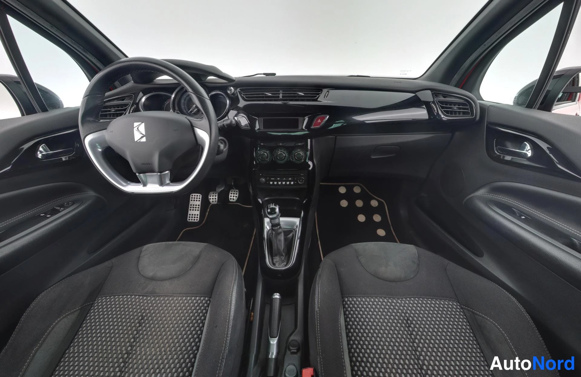 Punainen Citroen DS3 2011, ohjaamo, kuva 7