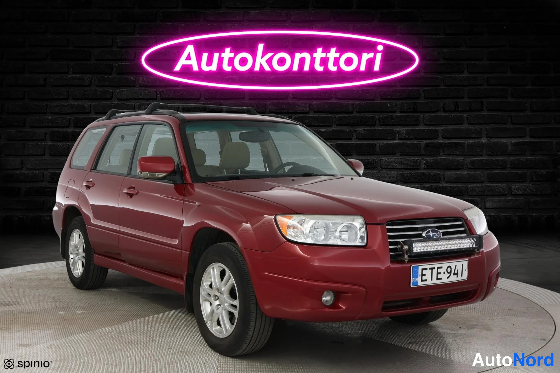 Punainen Subaru Forester 2005, etuviisto, keula oikealle, kuva 2