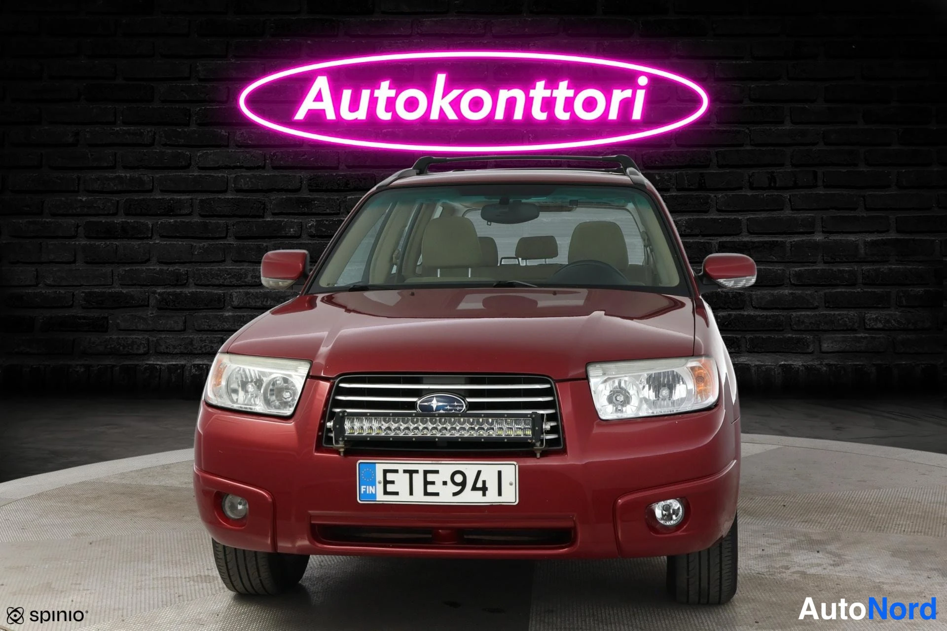 Punainen Subaru Forester 2005, edestä, kuva 3