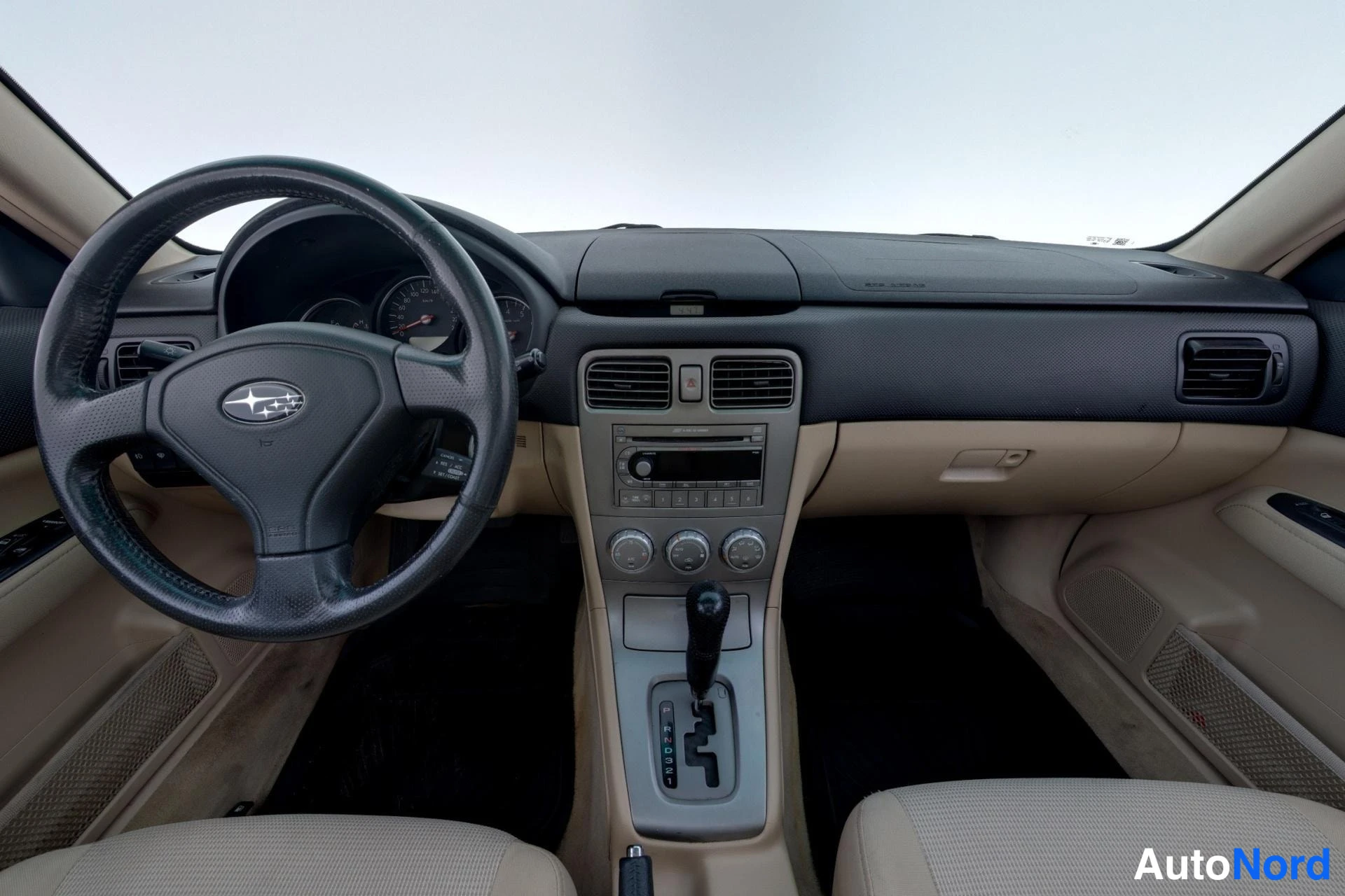 Punainen Subaru Forester 2005, ohjaamo, kuva 7