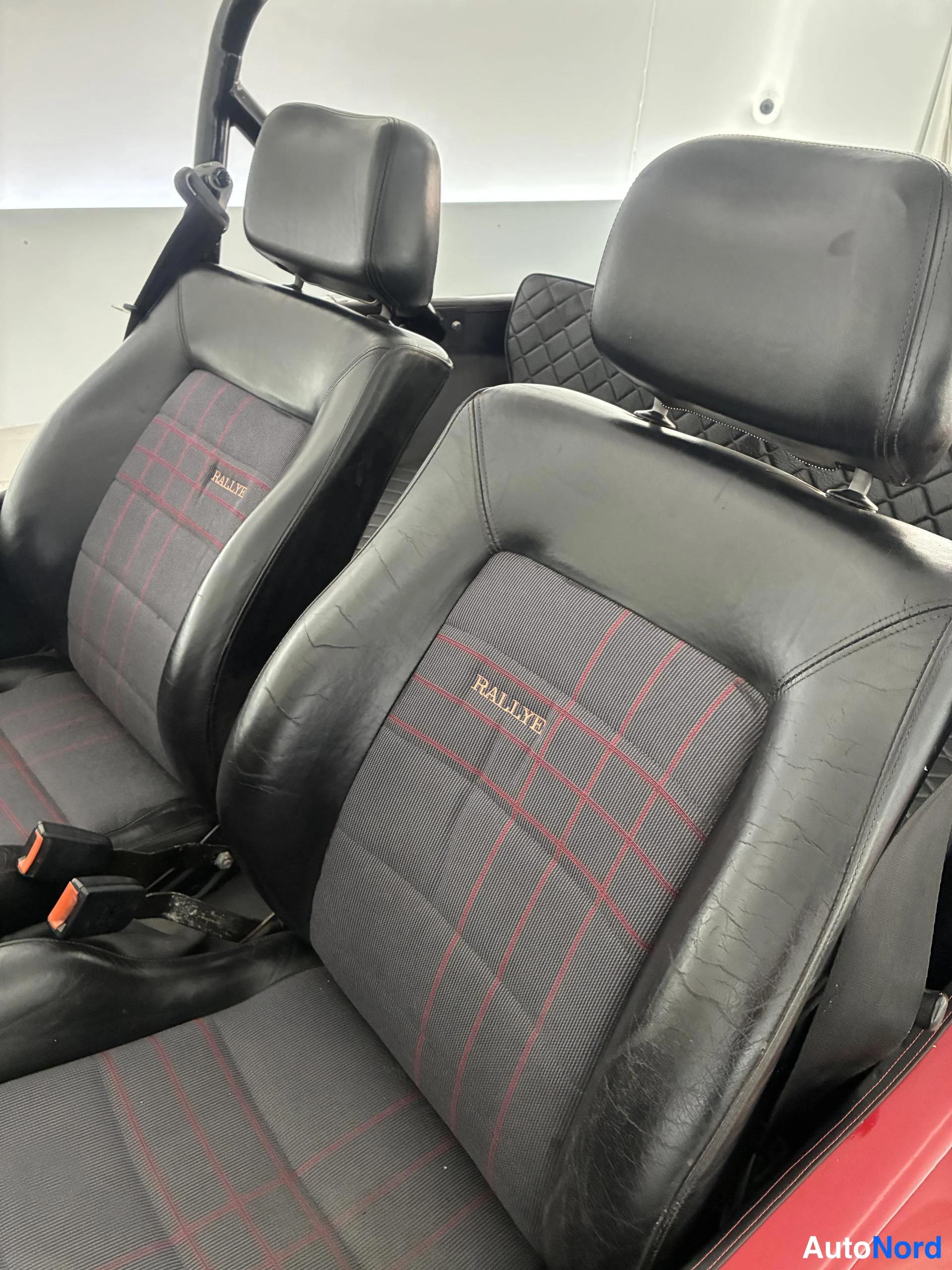 Punainen Volkswagen Kupla 1969, etuistuimet, kuva 13