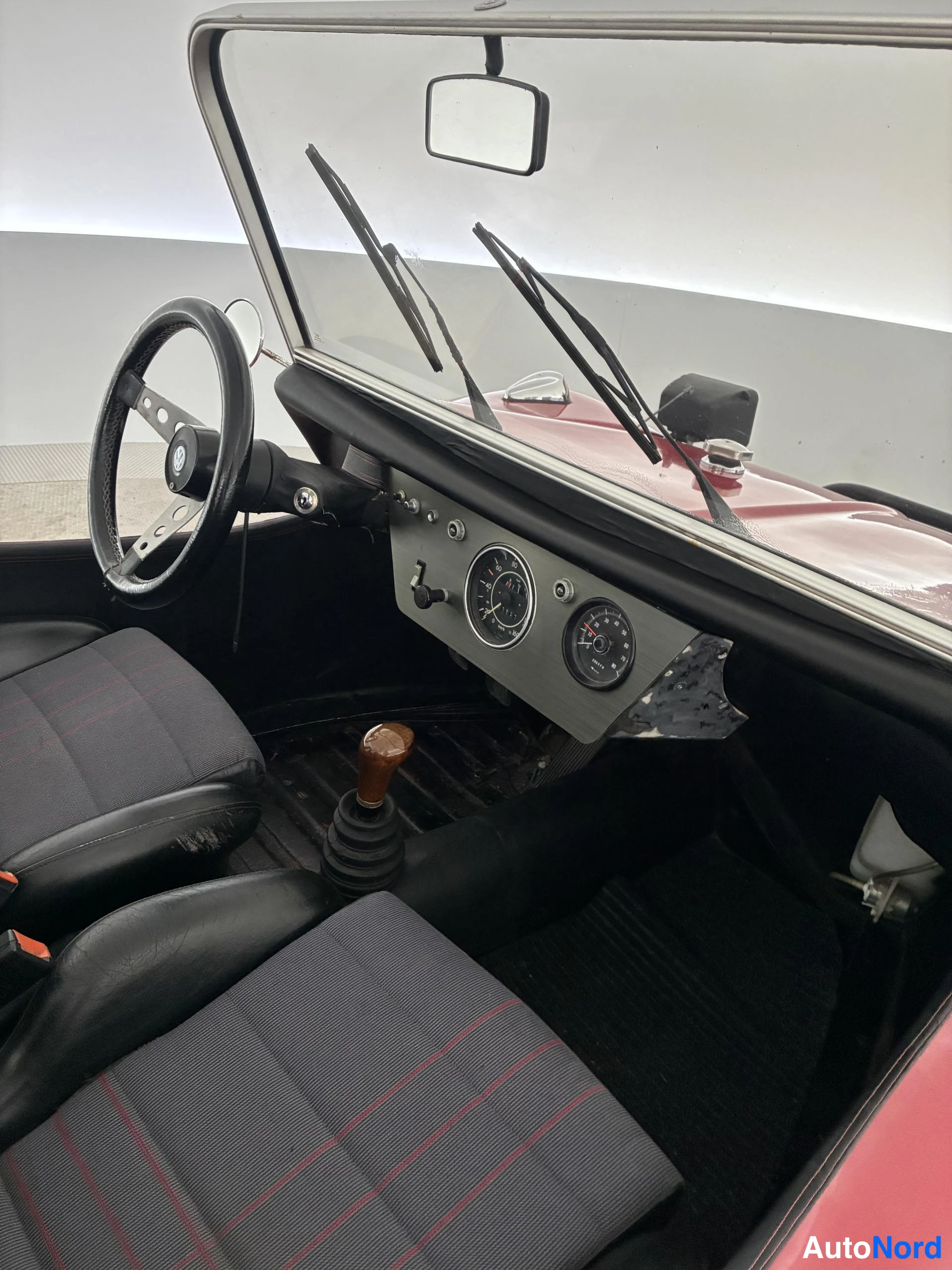 Punainen Volkswagen Kupla 1969, ohjaamo, kuva 10