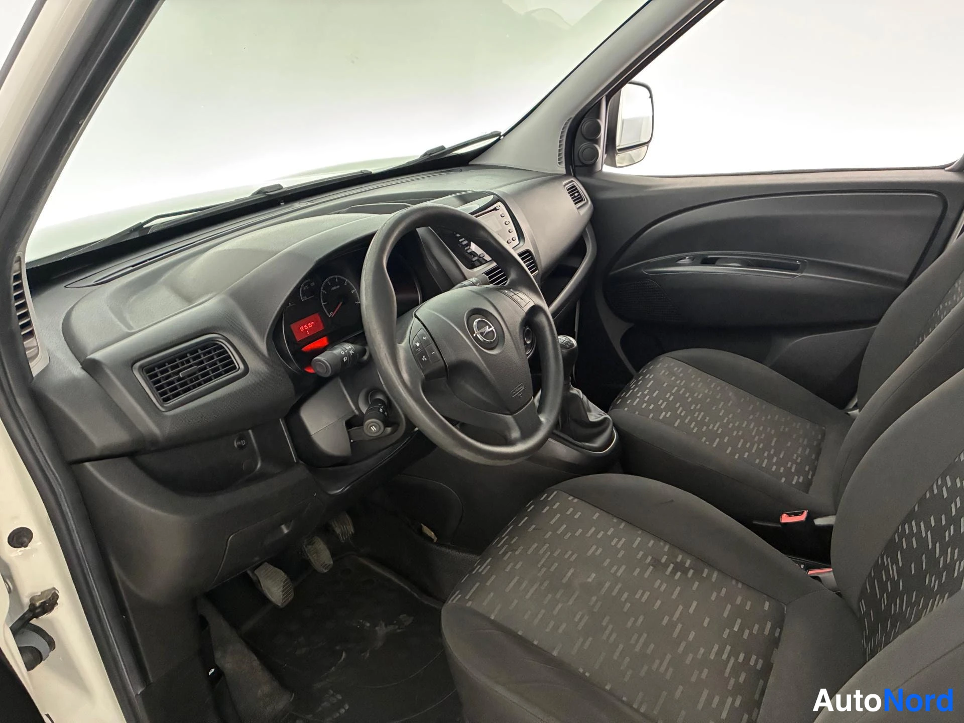 Valkoinen Opel Combo 2017, ohjaamo, kuva 8