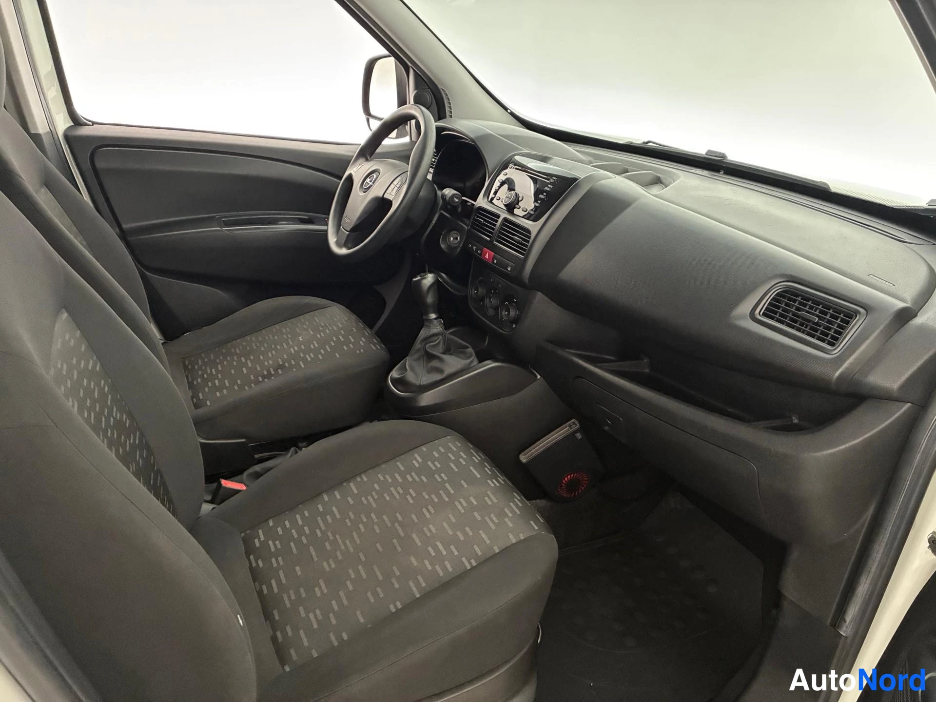 Valkoinen Opel Combo 2017, ohjaamo, kuva 9
