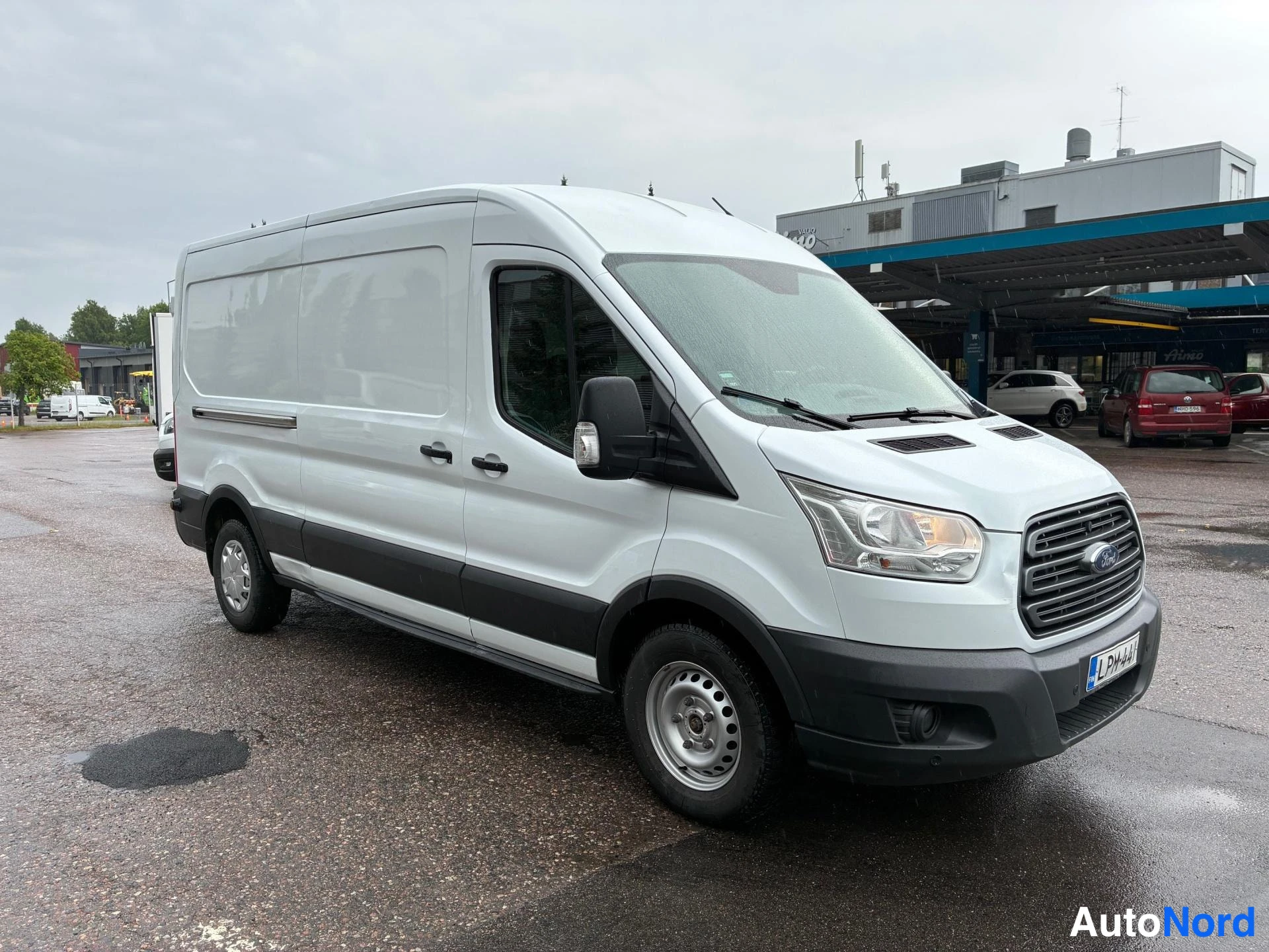 Valkoinen Ford Transit 2018, etuviisto, keula oikealle, kuva 2