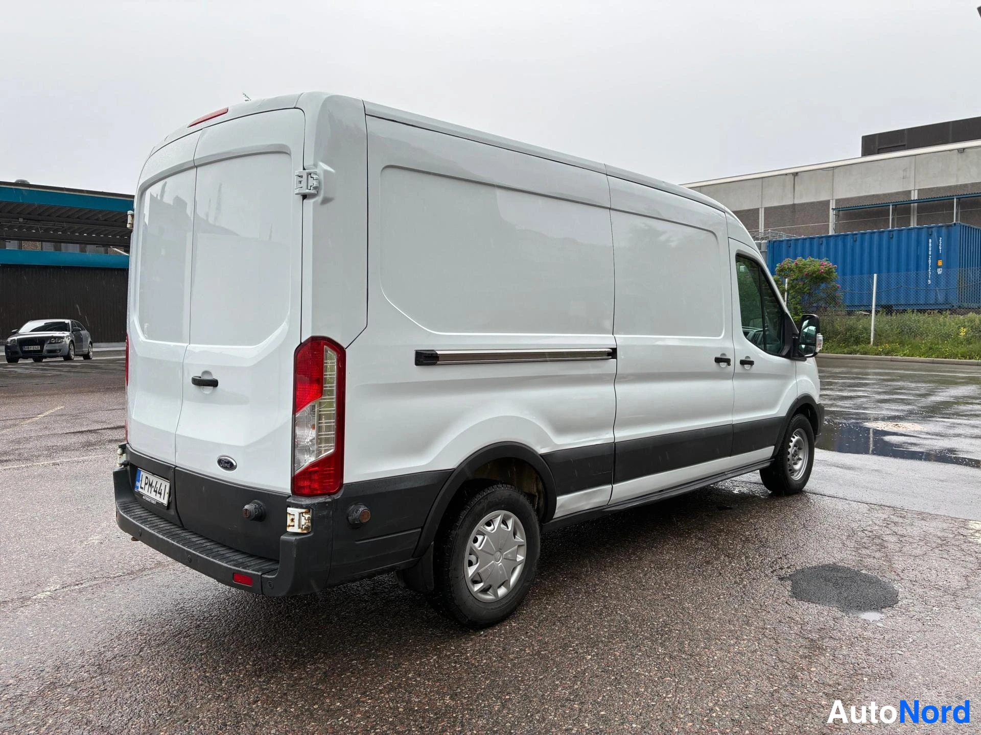 Valkoinen Ford Transit 2018, takaviisto, kuva 3