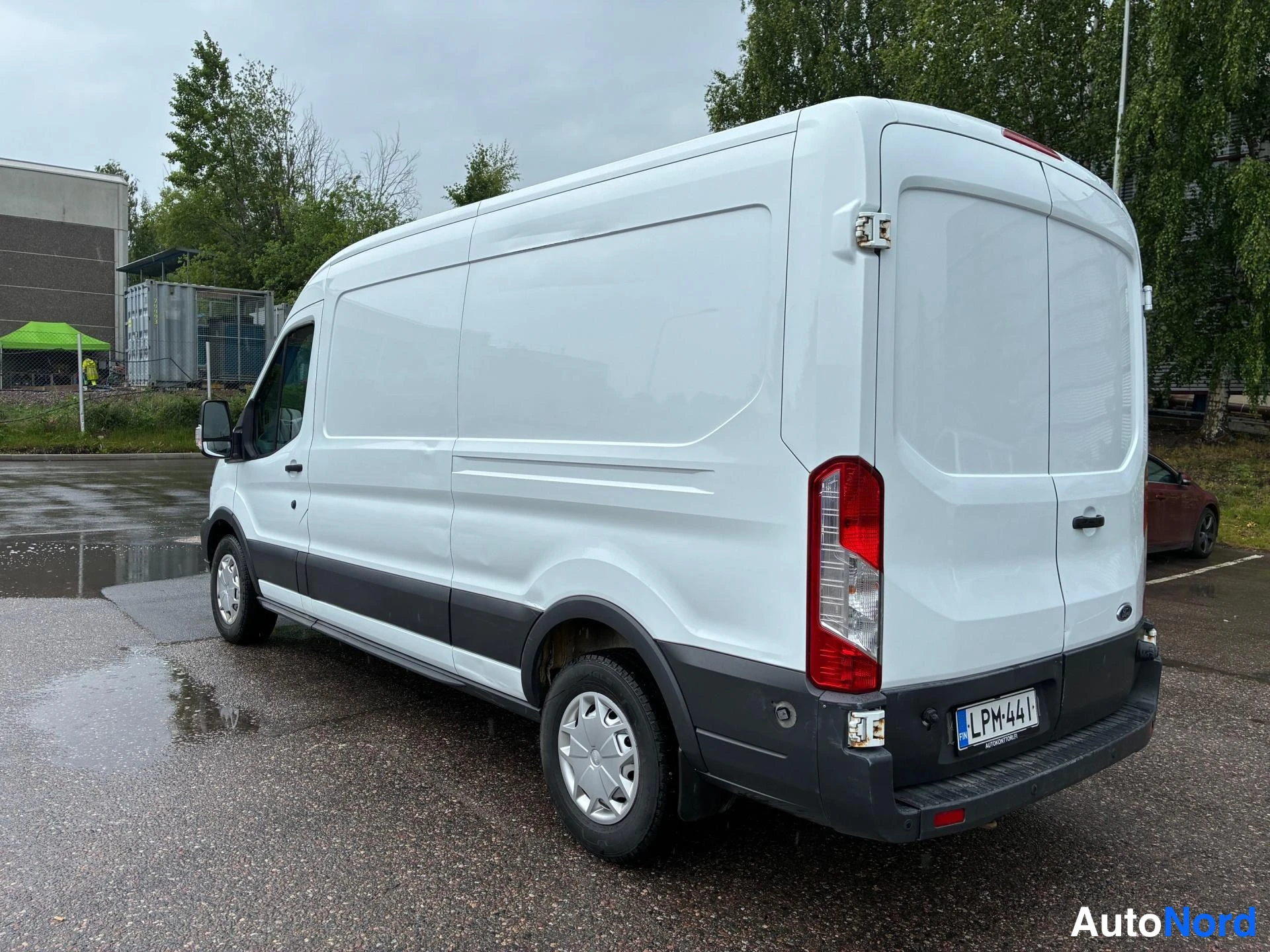 Valkoinen Ford Transit 2018, takaviisto, kuva 4