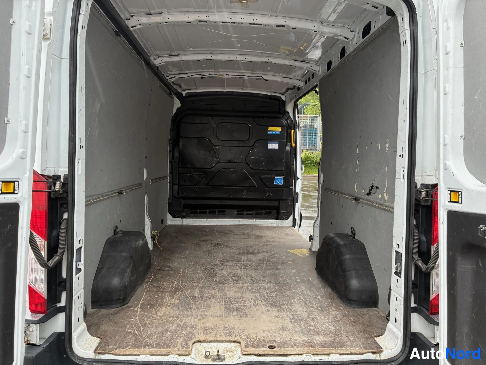 Valkoinen Ford Transit 2018, tavaratila, kuva 7