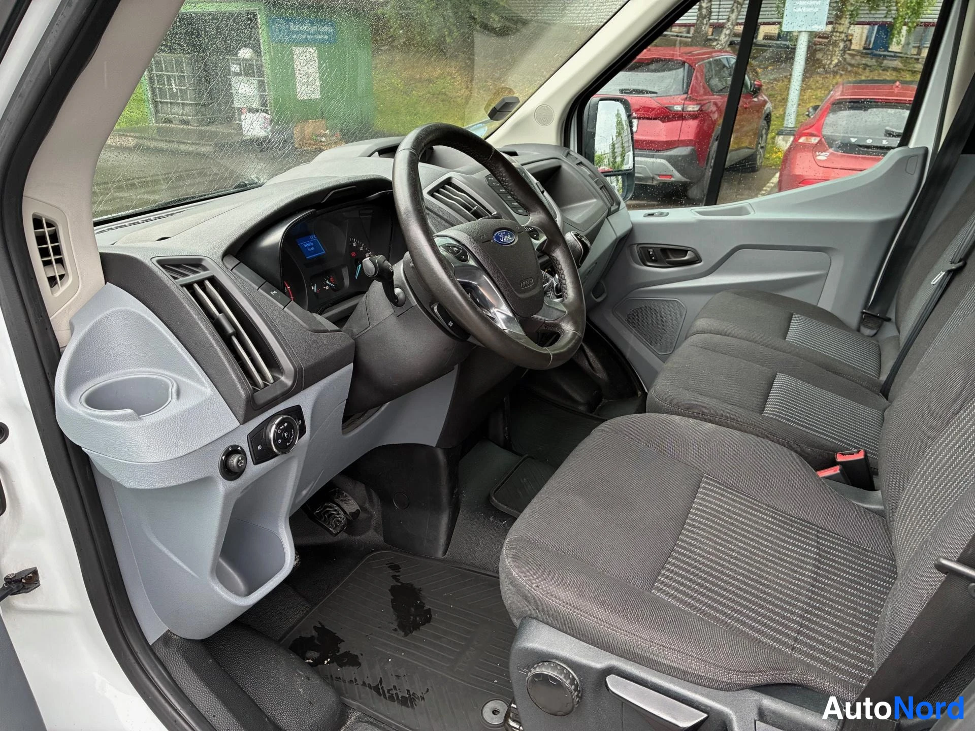 Valkoinen Ford Transit 2018, ohjaamo, kuva 6