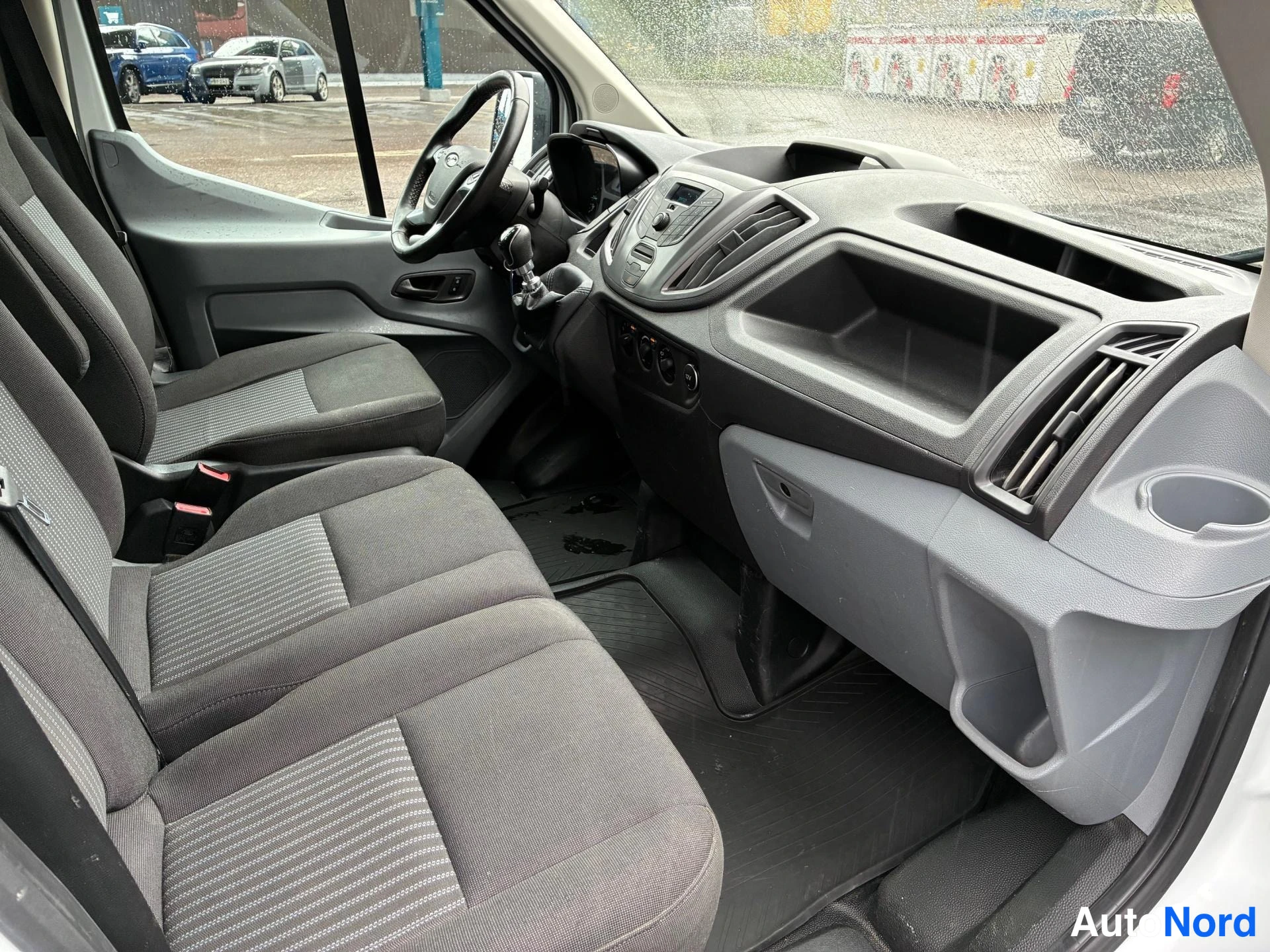 Valkoinen Ford Transit 2018, ohjaamo, kuva 5