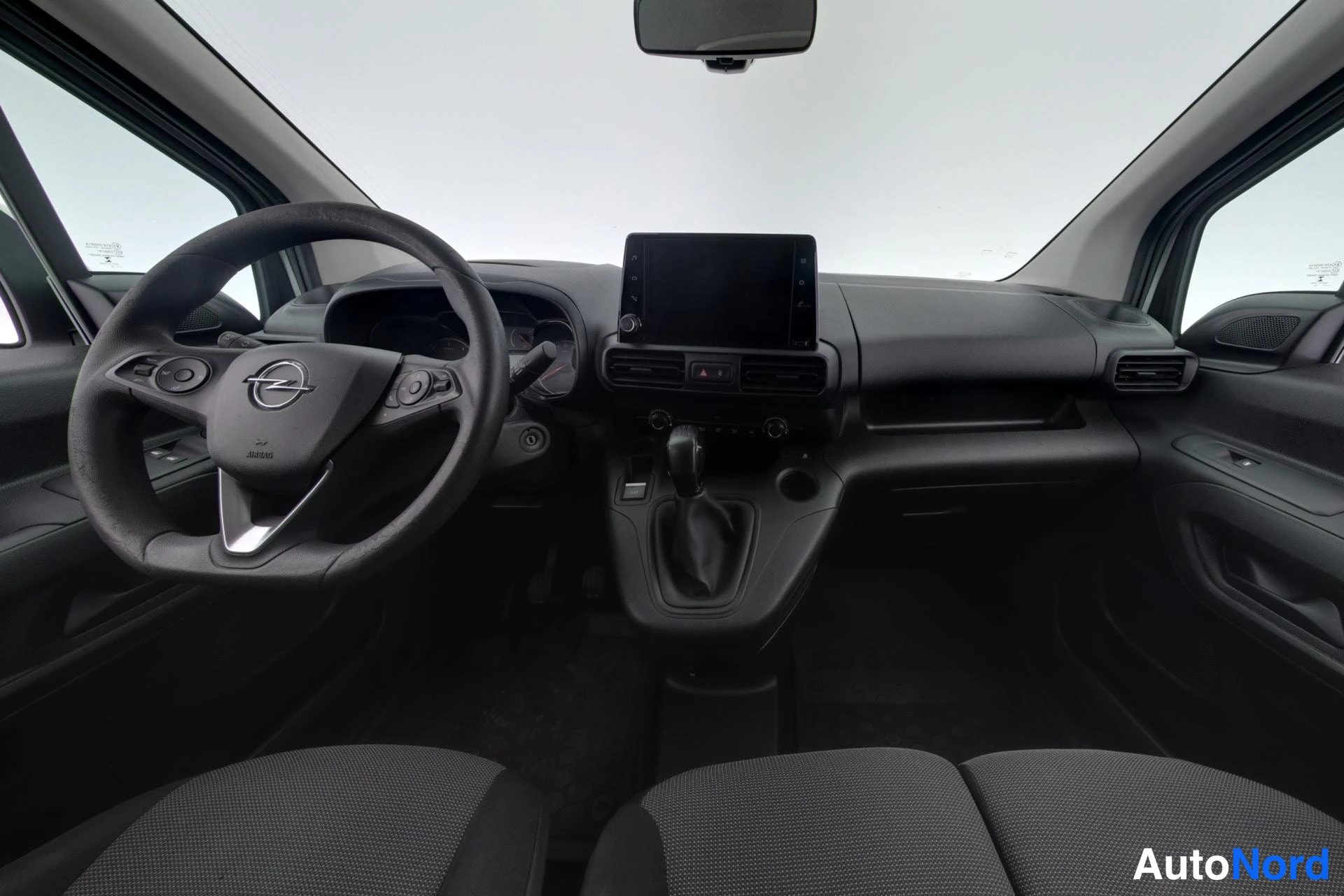 Valkoinen Opel Combo 2019, ohjaamo, kuva 7