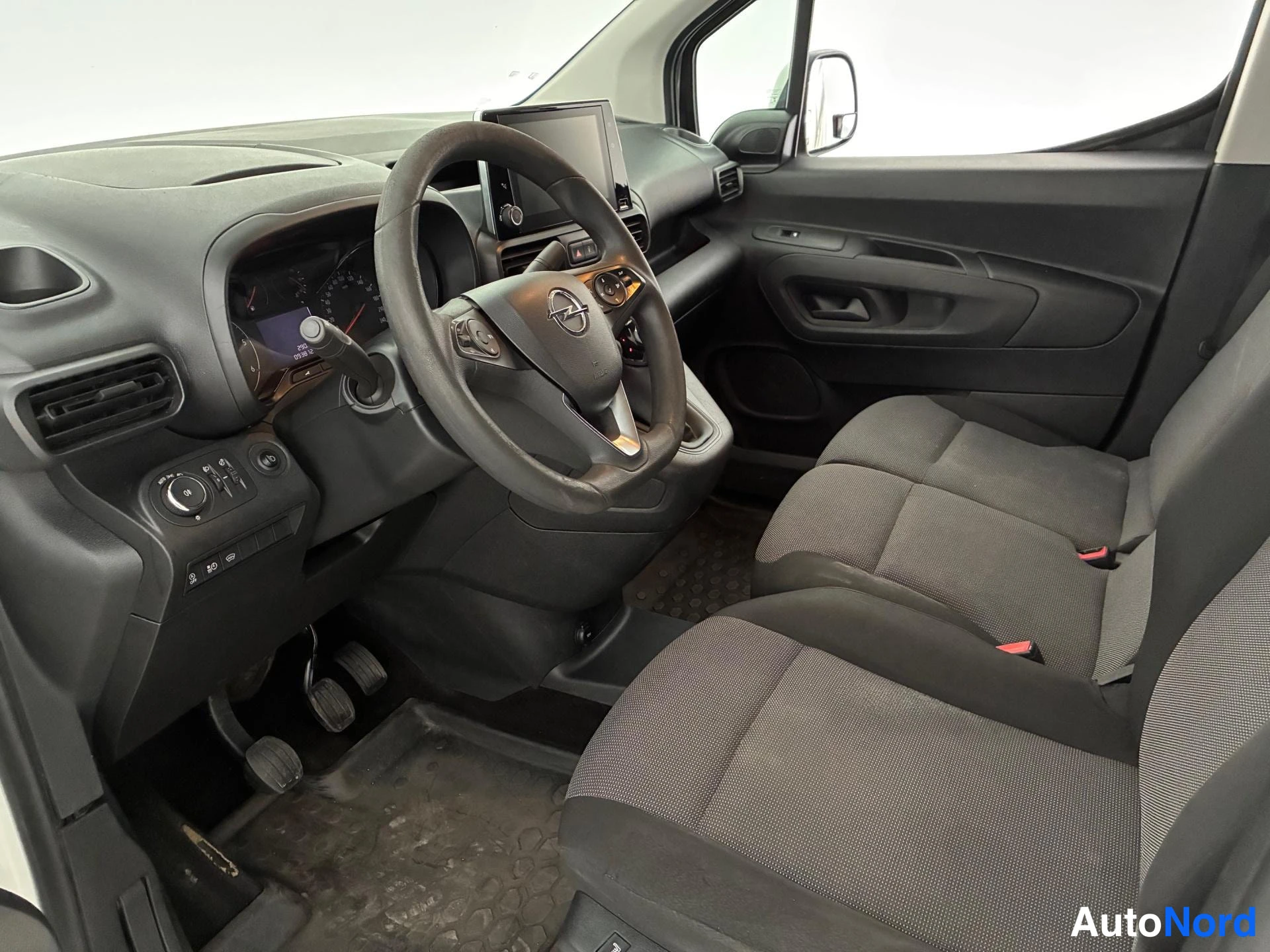 Valkoinen Opel Combo 2019, etuistuimet, kuva 9