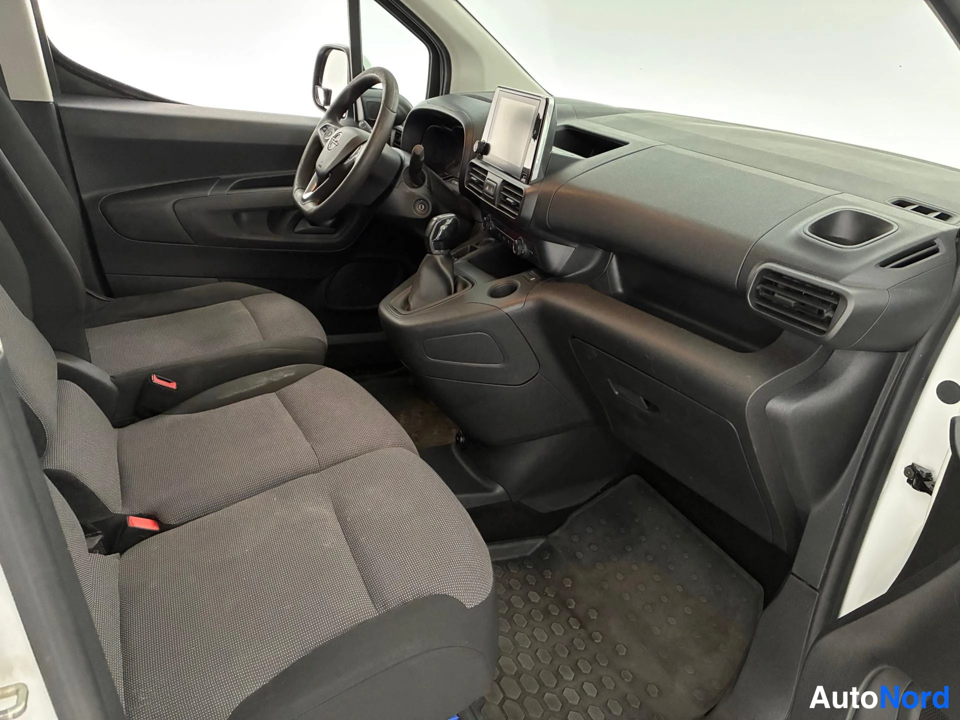 Valkoinen Opel Combo 2019, ohjaamo, kuva 8