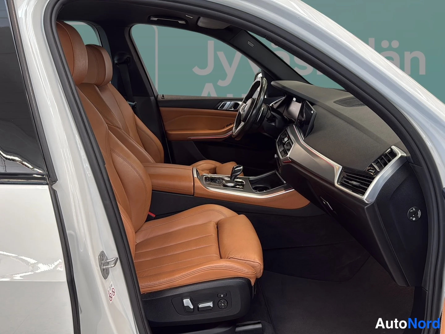 Valkoinen BMW X5 2019, etuistuimet, kuva 12