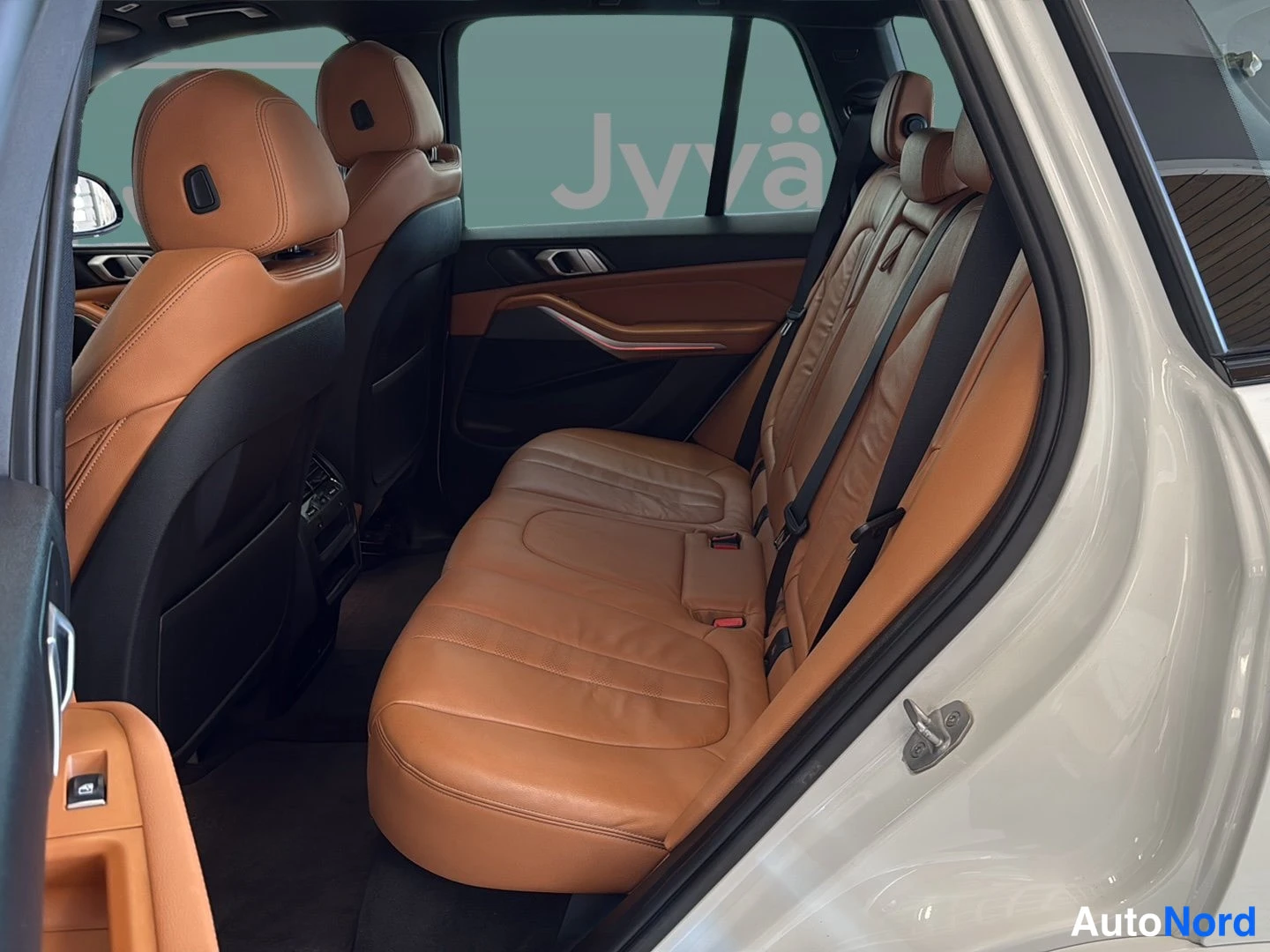 Valkoinen BMW X5 2019, takaistuimet, kuva 13