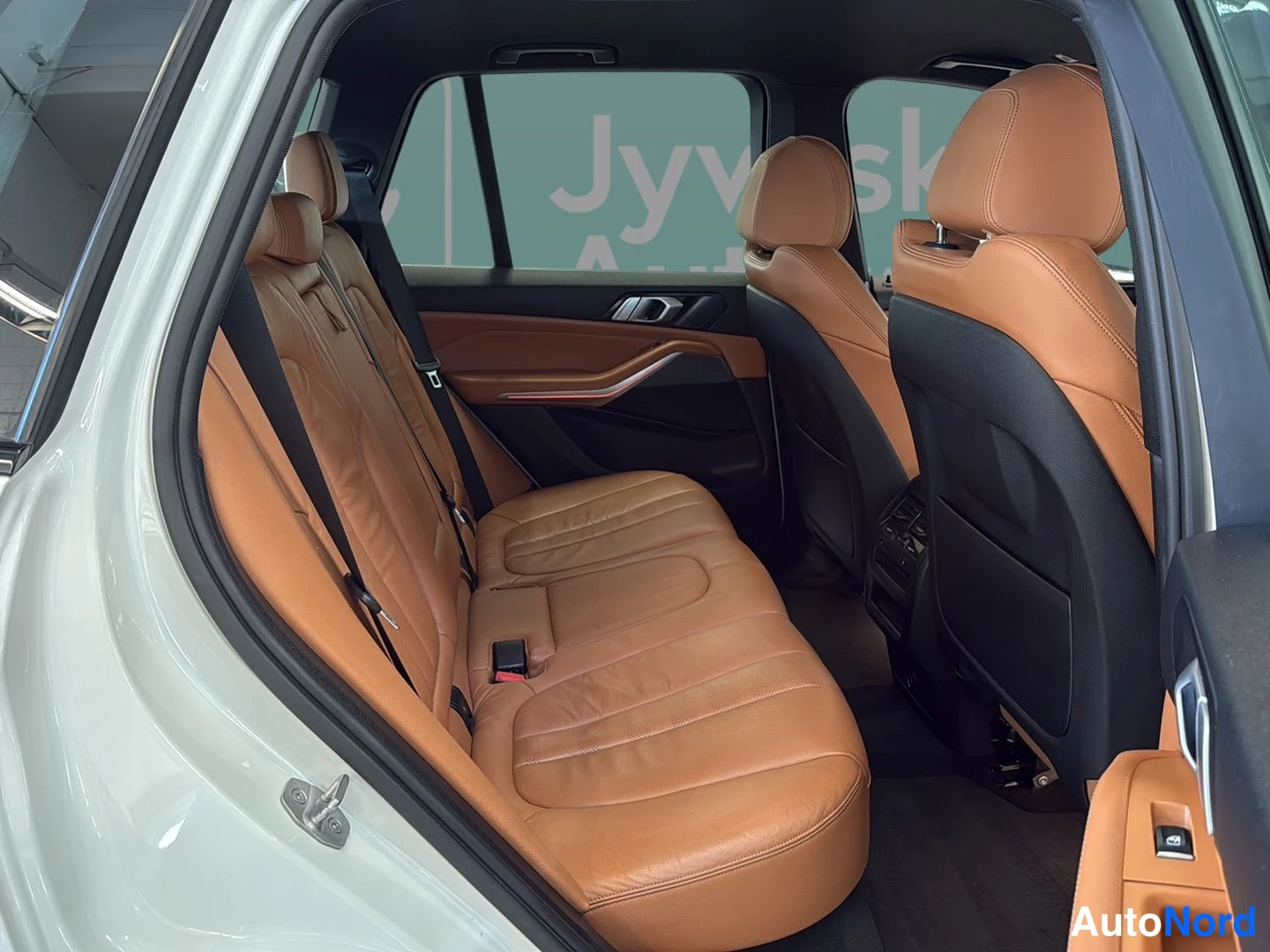 Valkoinen BMW X5 2019, takaistuimet, kuva 14