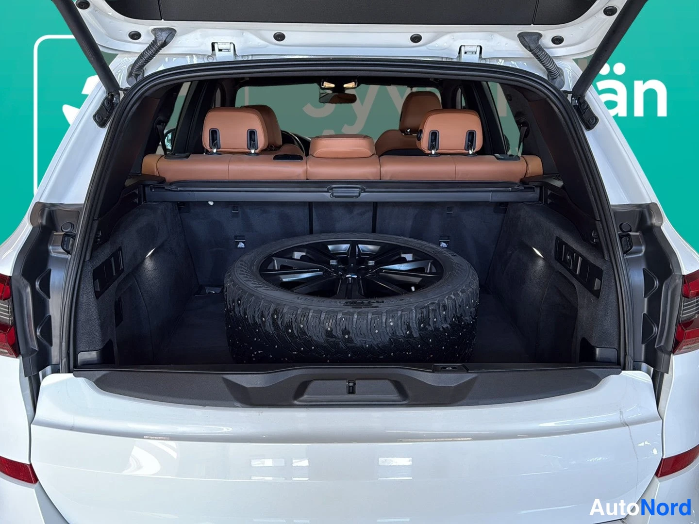 Valkoinen BMW X5 2019, tavaratila, kuva 15