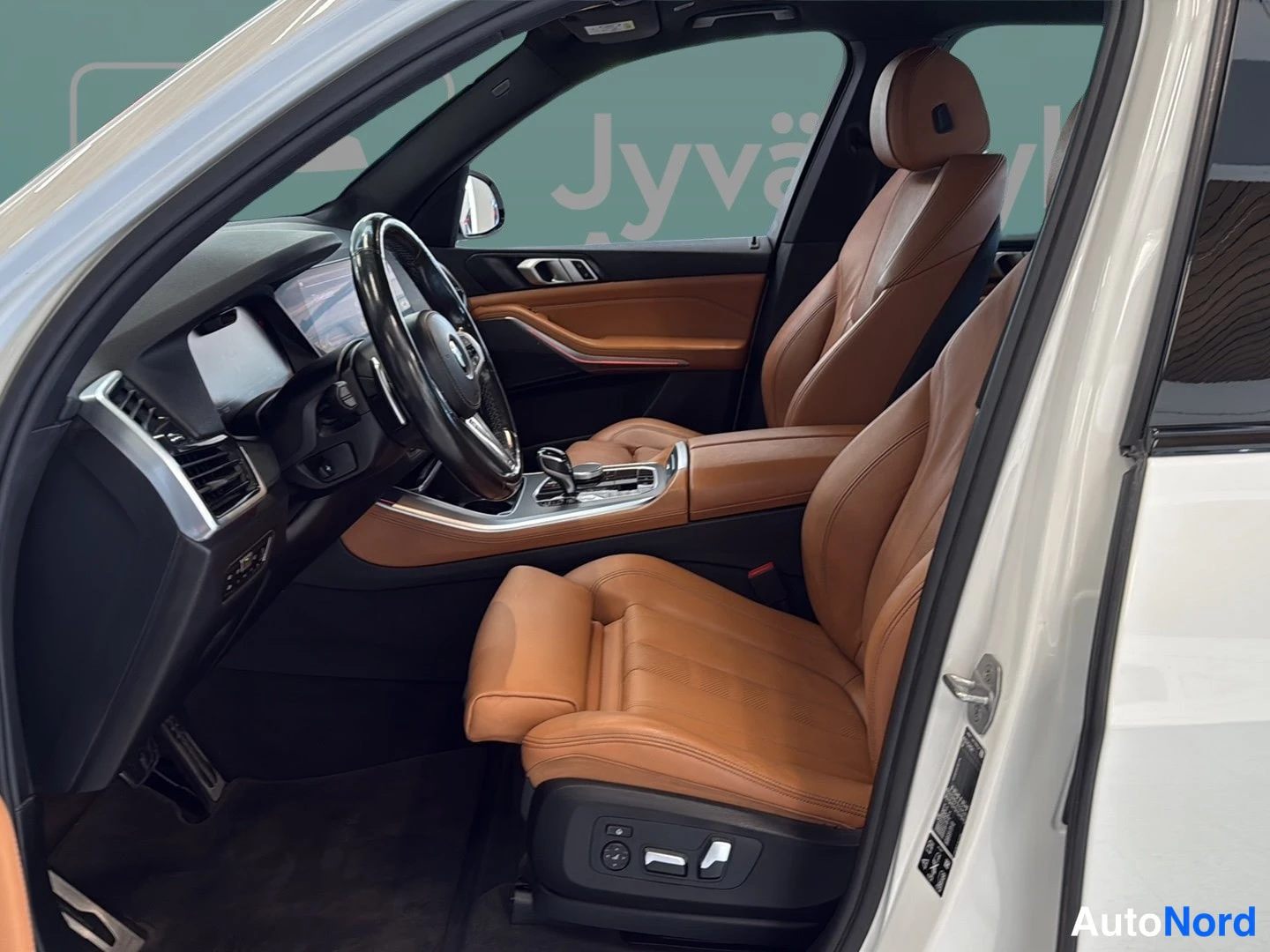 Valkoinen BMW X5 2019, ohjaamo, kuva 7