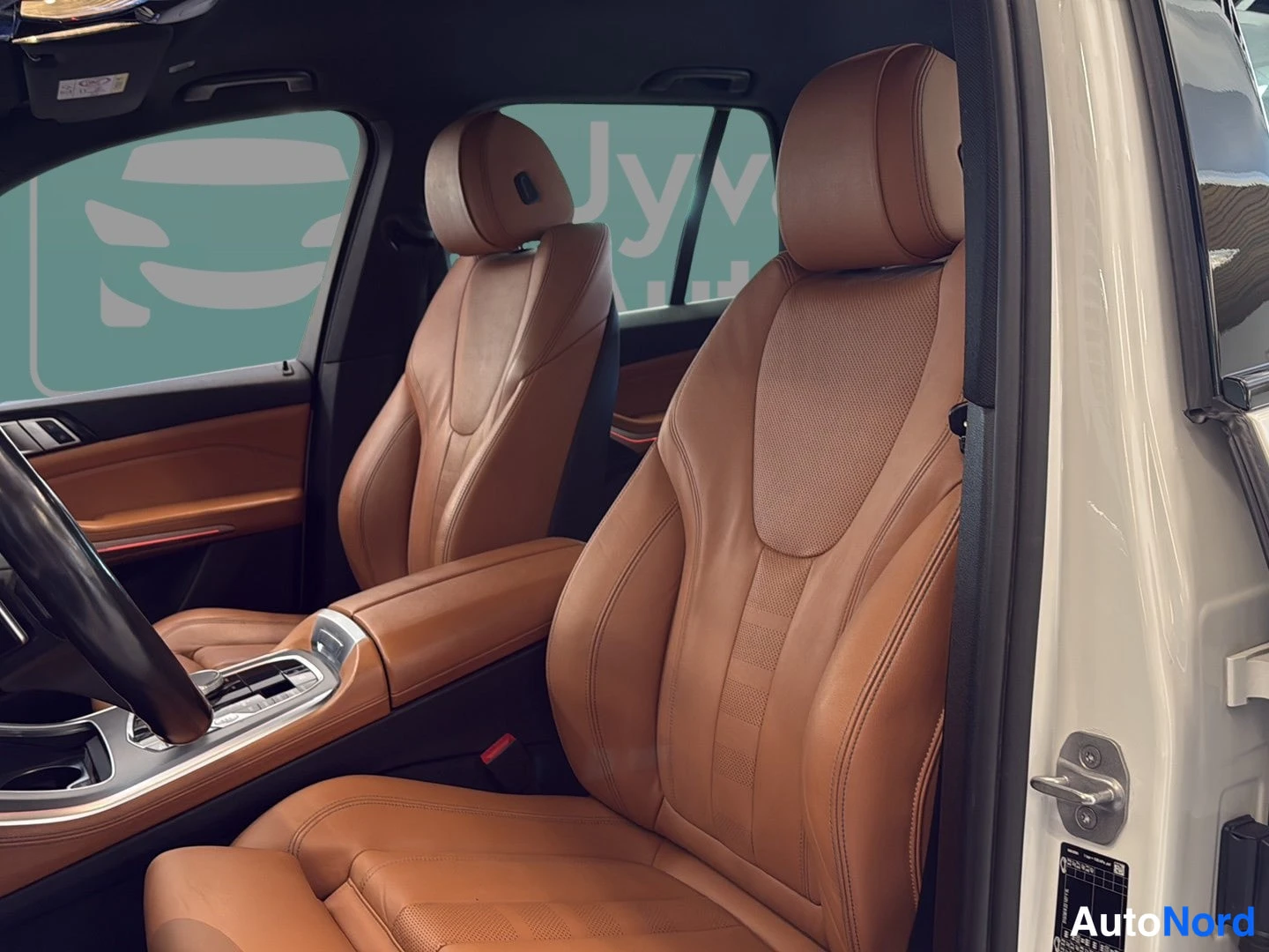 Valkoinen BMW X5 2019, etuistuimet, kuva 11