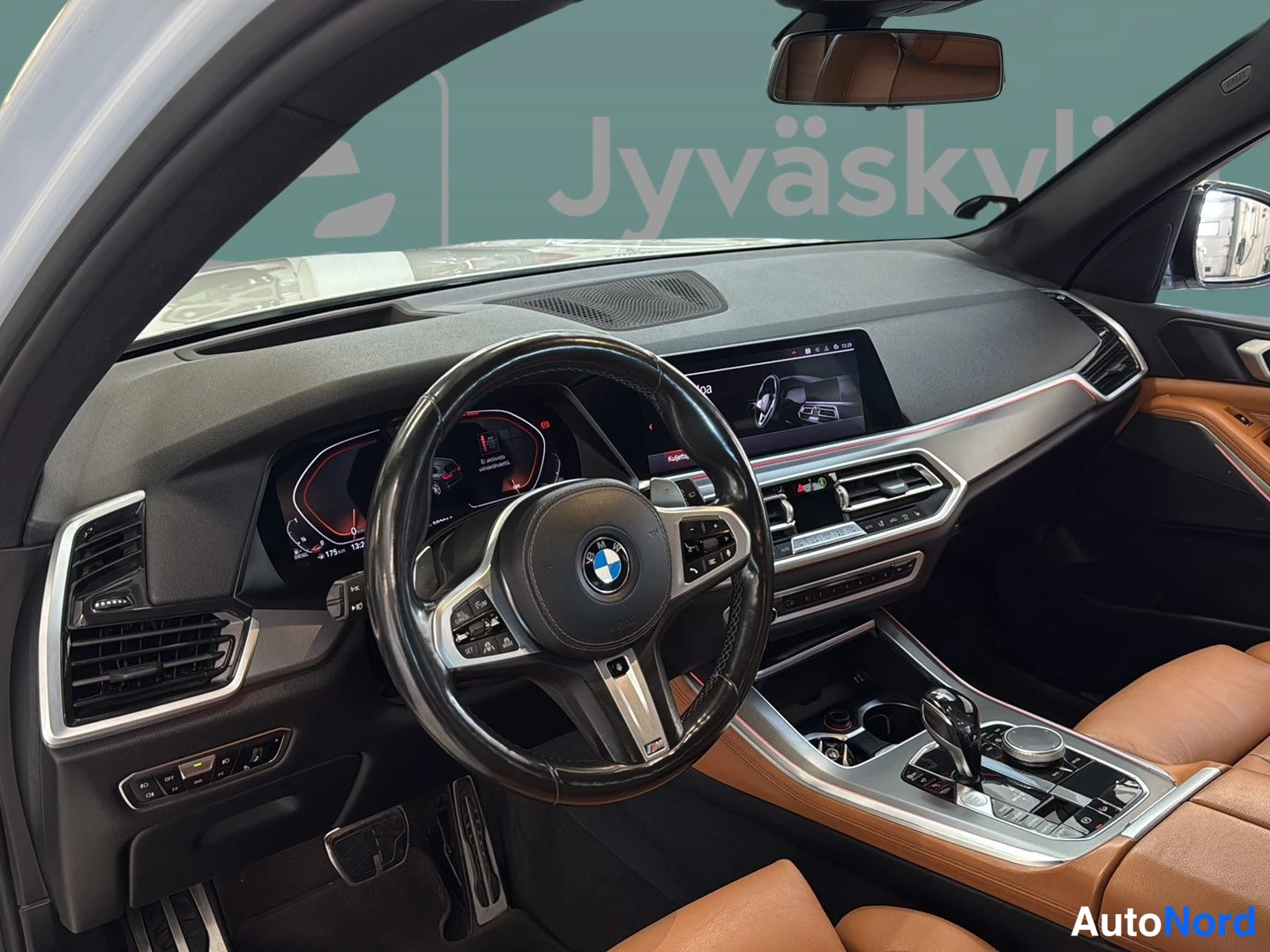 Valkoinen BMW X5 2019, ohjaamo, kuva 9