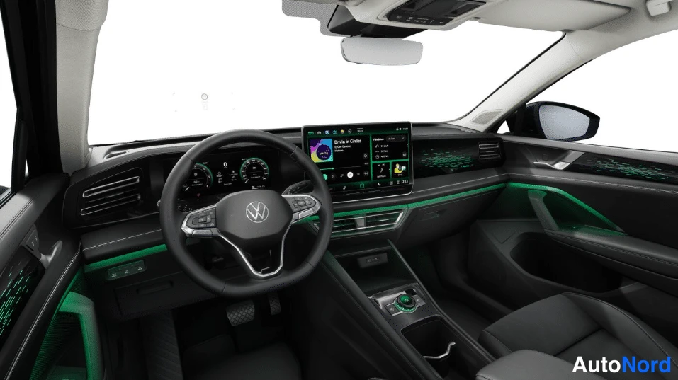 Musta Volkswagen Tiguan 2026, ohjaamo, kuva 4