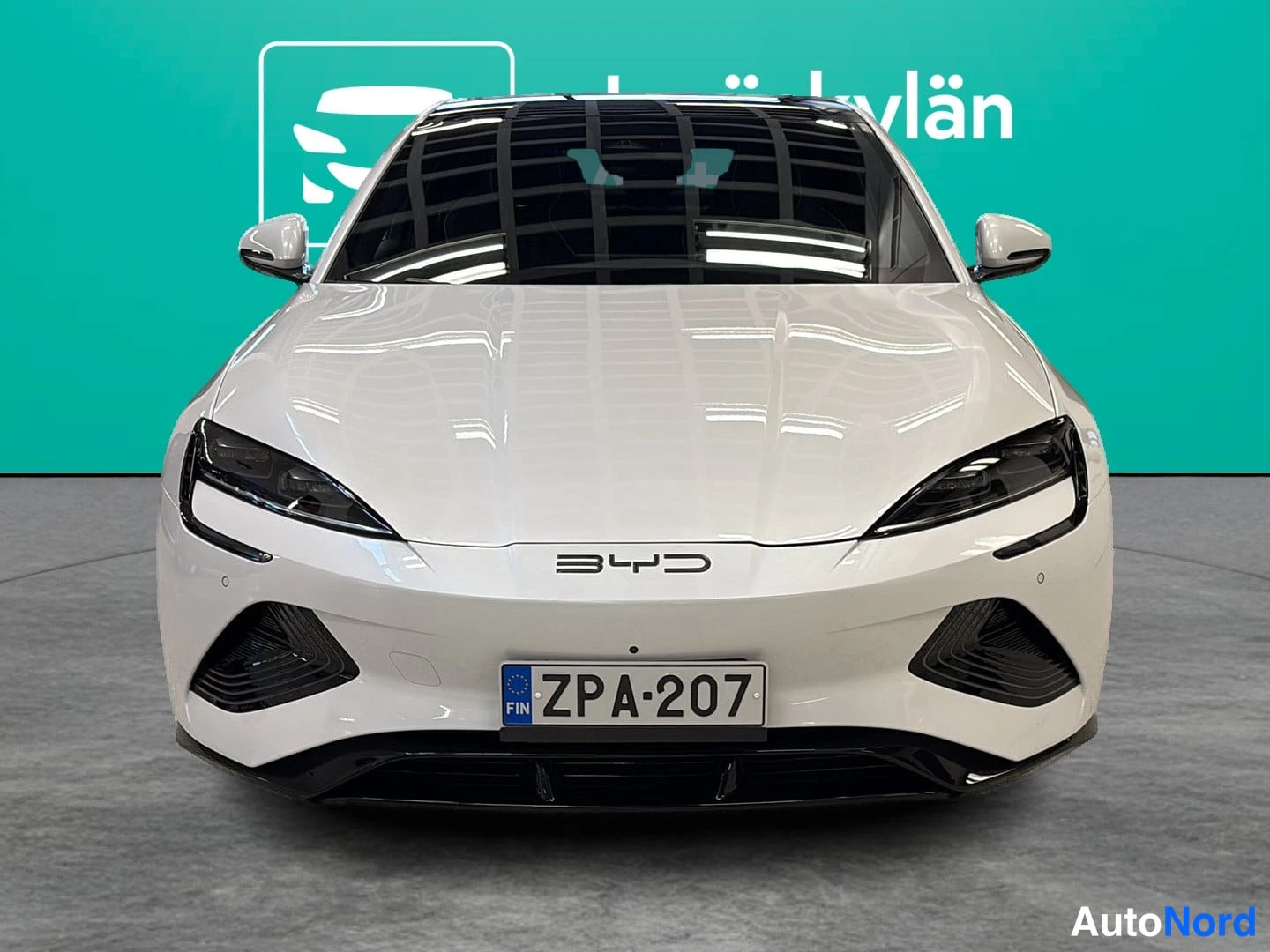 Valkoinen BYD Seal 2025, edestä, kuva 3
