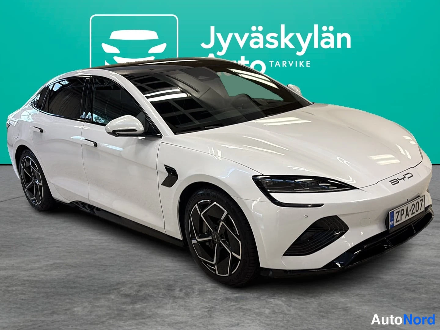 Valkoinen BYD Seal 2025, etuviisto, keula oikealle, kuva 2