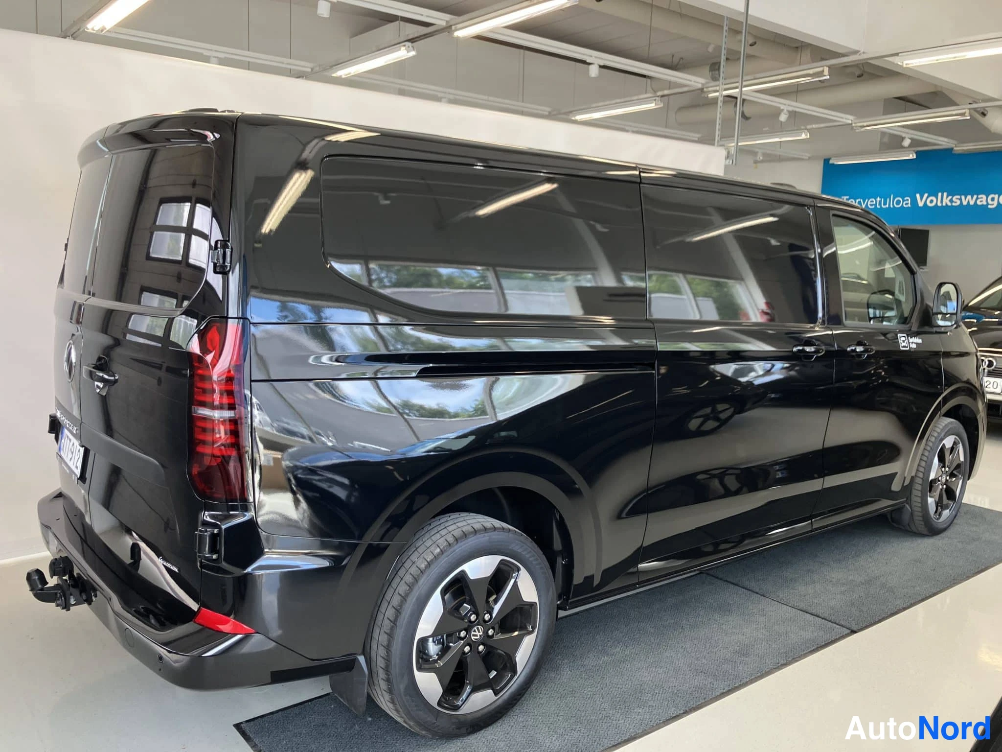 Musta Volkswagen Transporter 2026, takaviisto, kuva 7